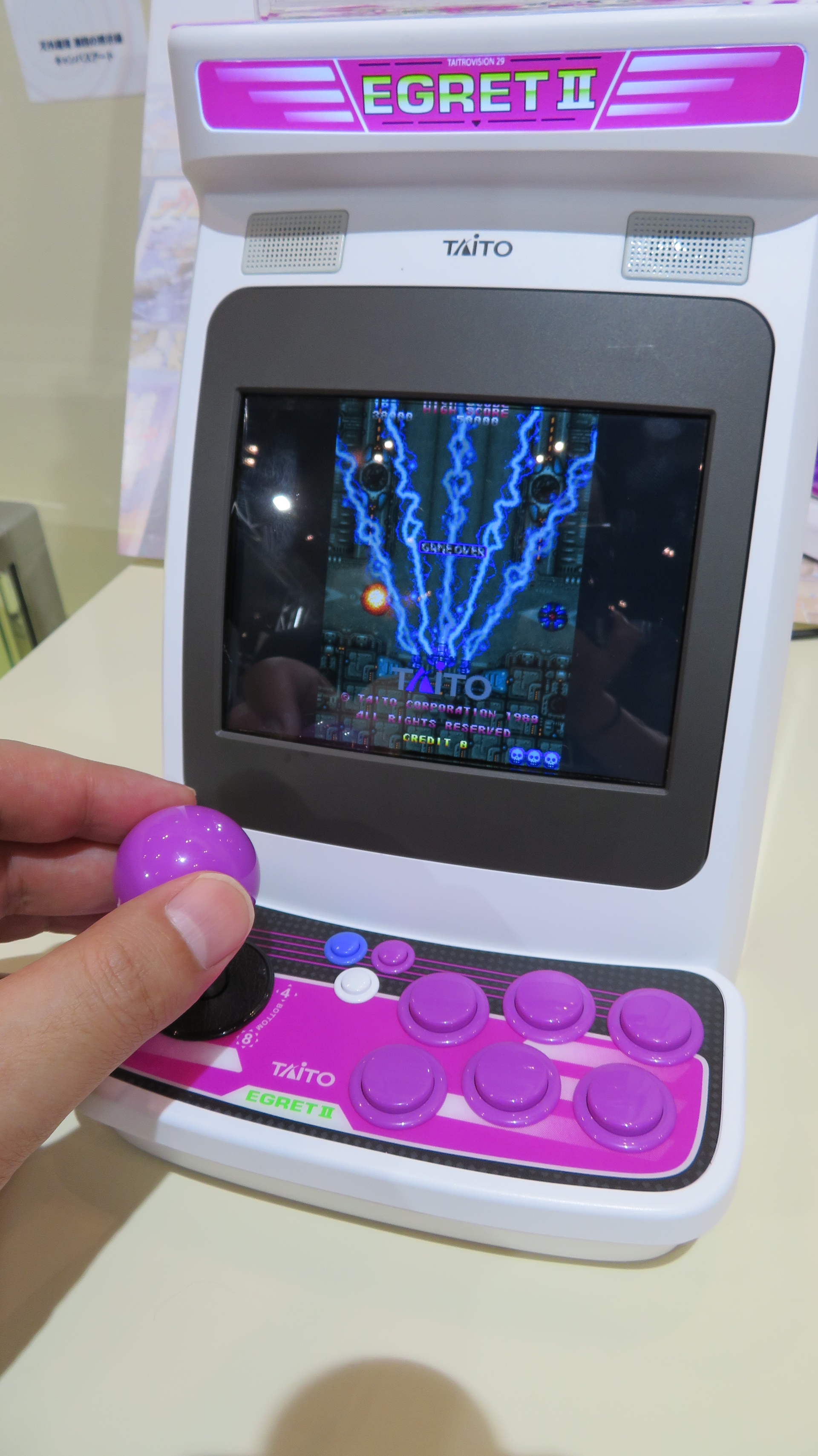 縦スクロールシューティング「TATSUJIN」を起動したところ。レバーはボールが小さいので、いわゆる「ワイン持ち」よりも「かぶせ持ち」のほうが操作しやすいだろう