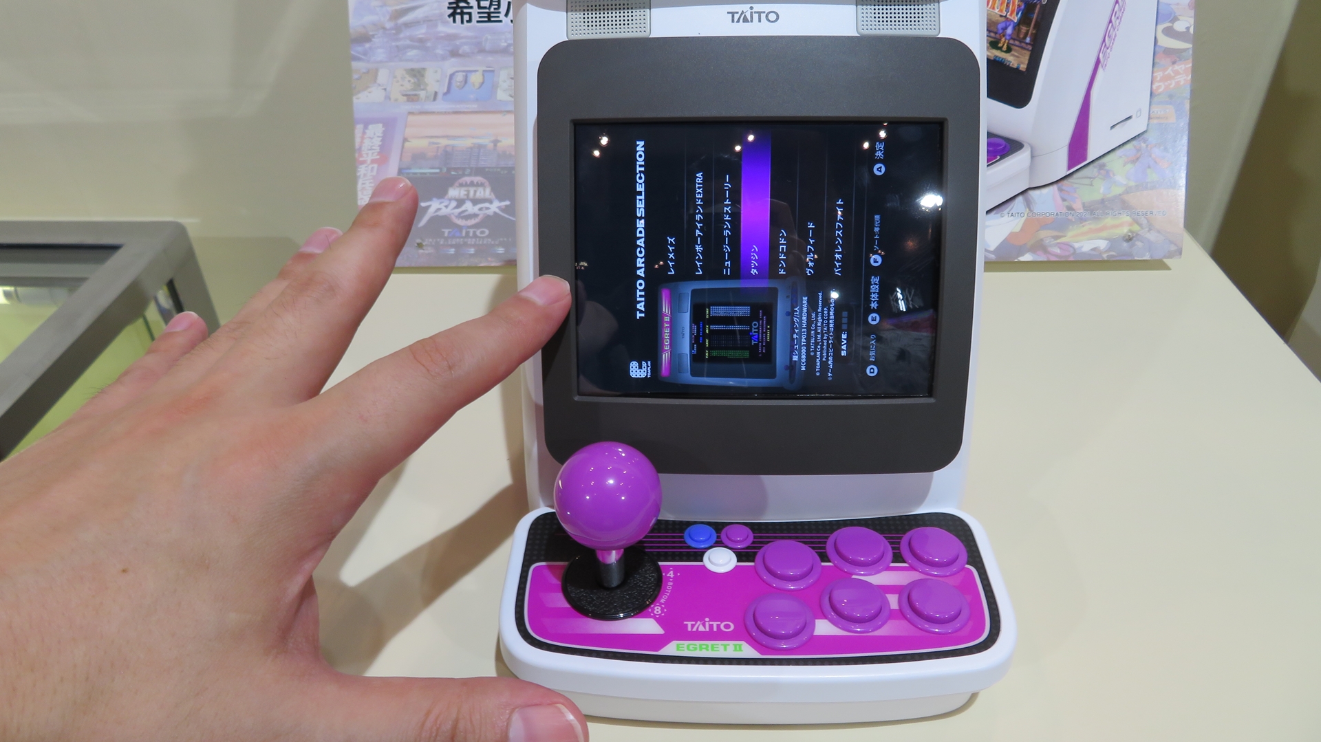 モニターのフレーム（黒い部分）を軽く押すと、モニターが手前に少し飛び出す