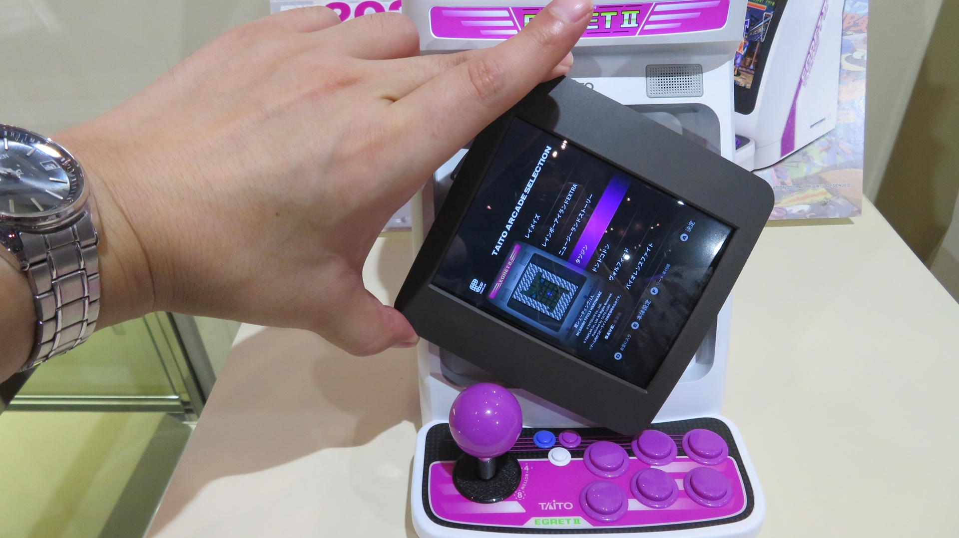 モニターを90度回転させ、再び指で押し込む