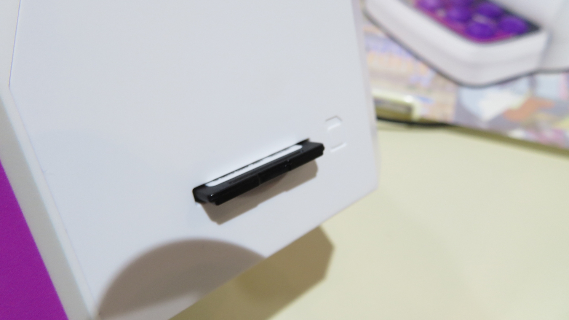 本機の右側面にSDカードスロットがある