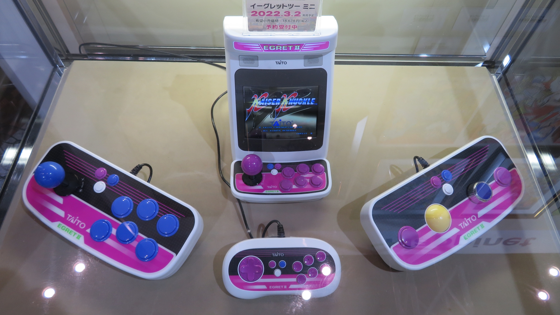 「EGRET II mini」本体のほか、別売りの「イーグレットツー ミニ専用コントロールパネル（2Pカラー）」（左）、「イーグレットツー ミニ専用コントロールパッド」（中央）、「イーグレットツー ミニ専用パドル＆トラックボールゲーム拡張セット」（右）も展示されていた
