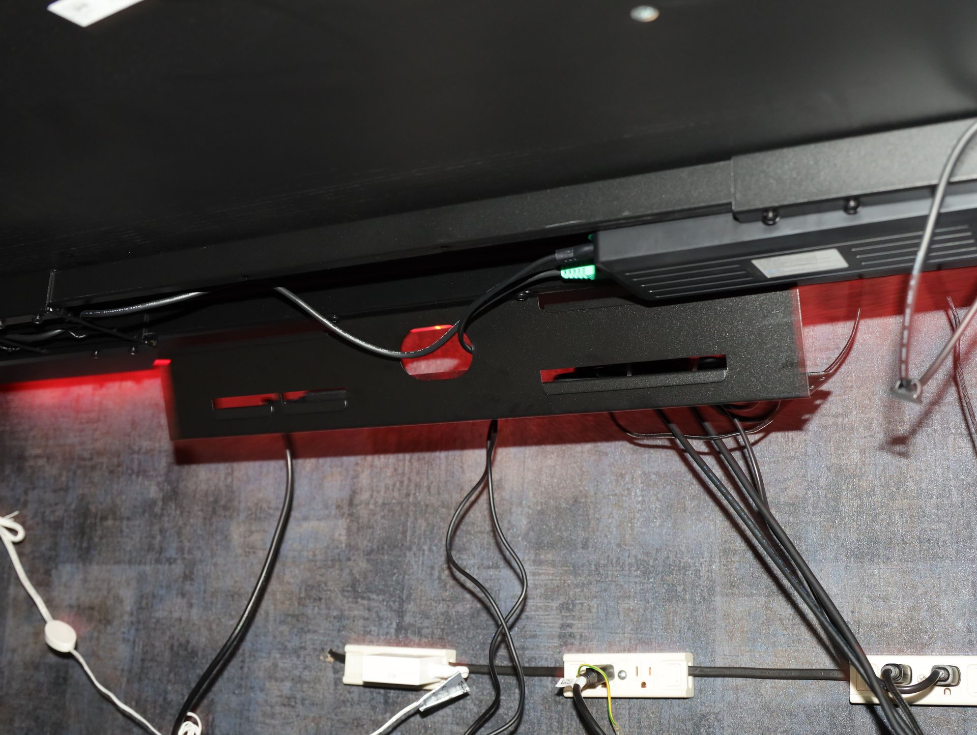 ゲーミングデスクらしく、ケーブルをバインドできる仕組みも取り入れられている