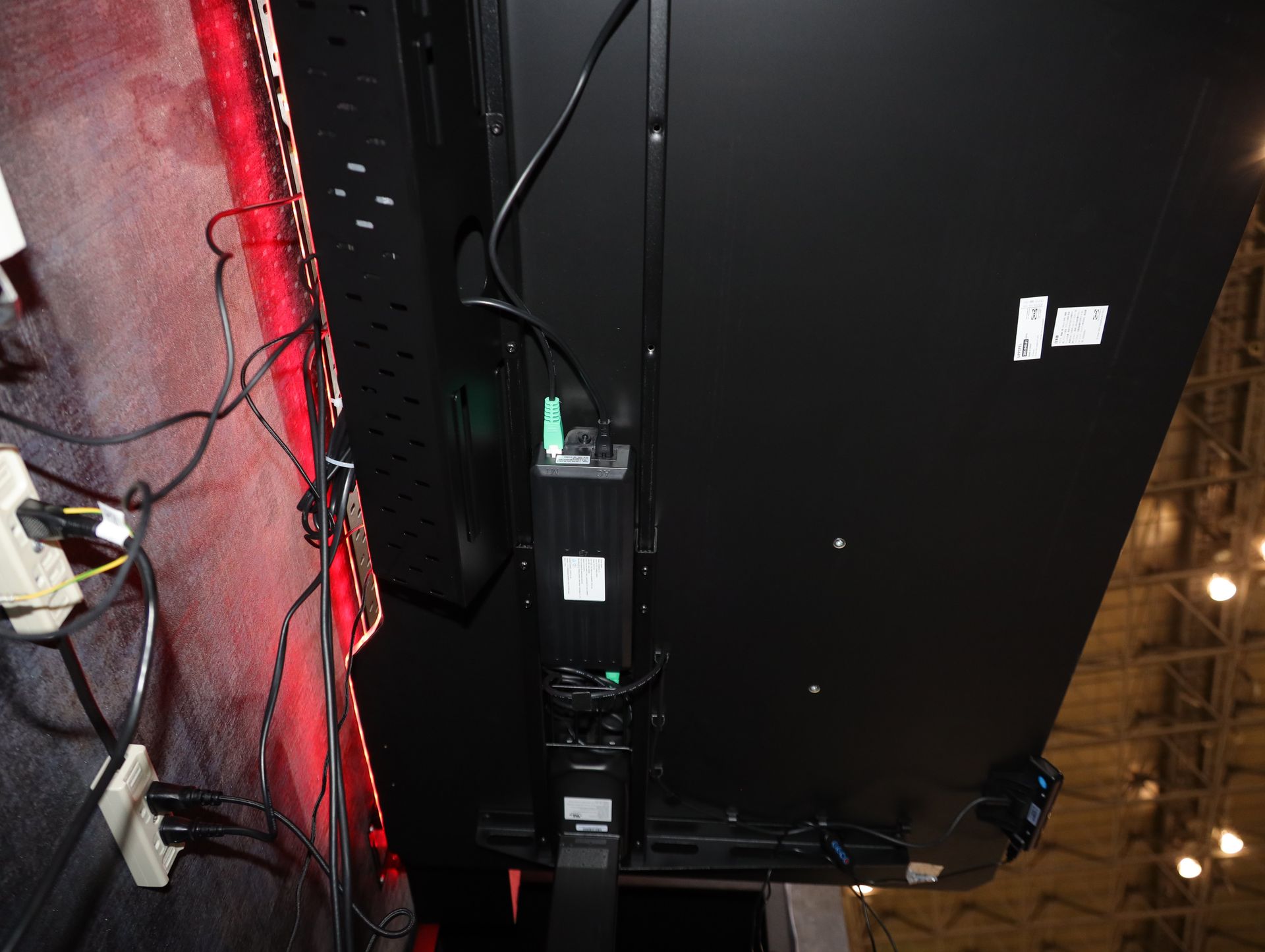 床からデスク背面を見たところ。電動昇降ユニットは背面に格納されている