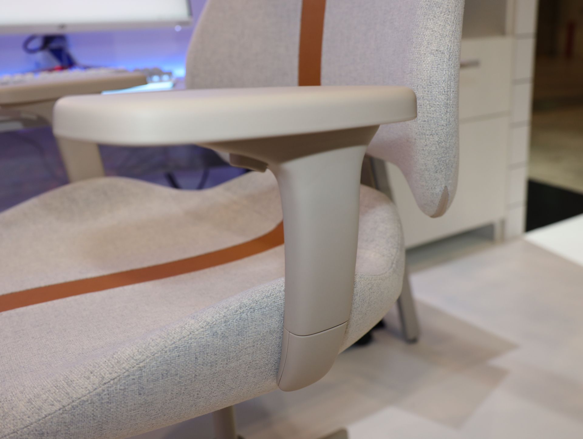 リストレストの高さの調整