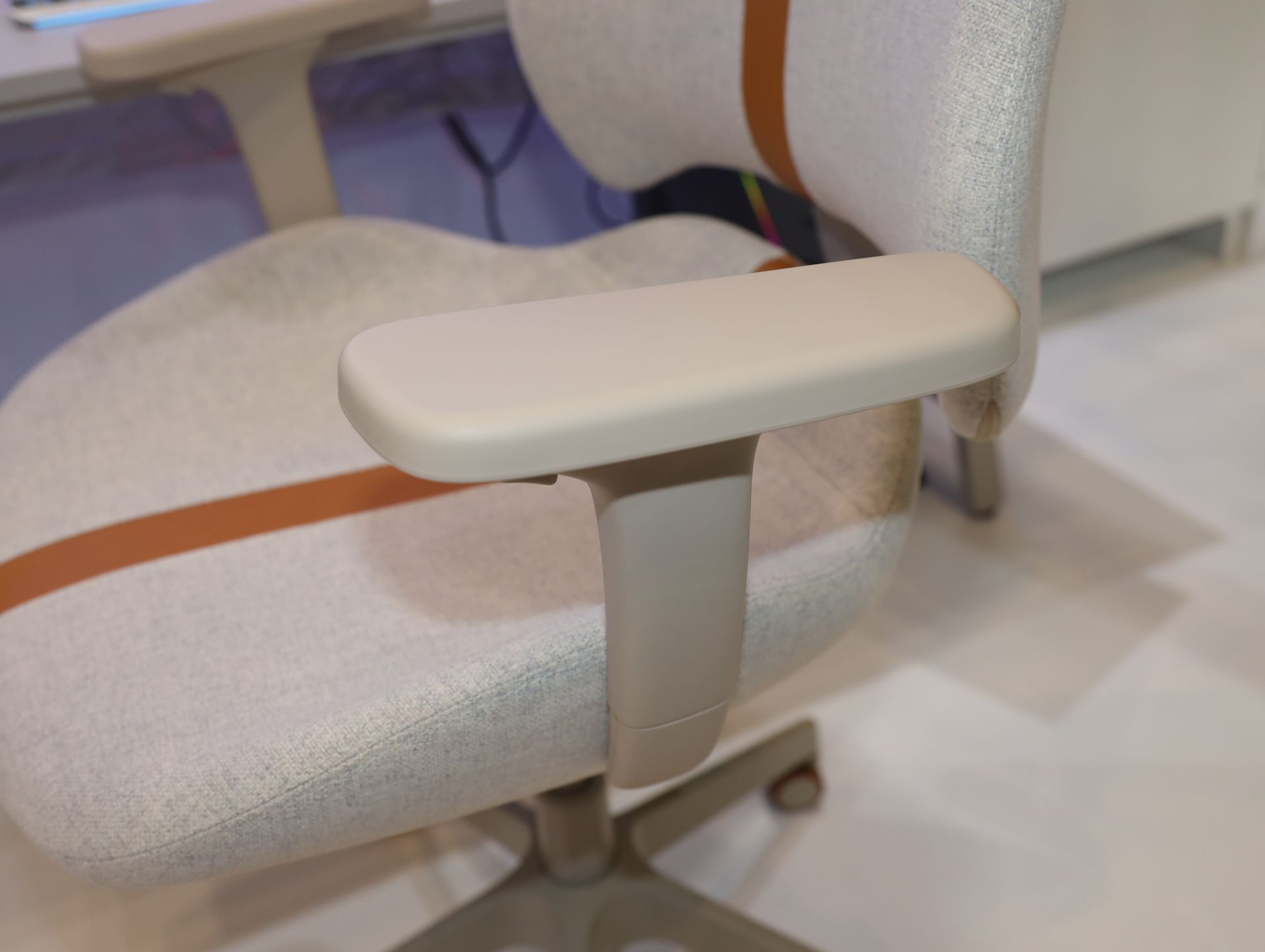 リストレストの奥行きの調整