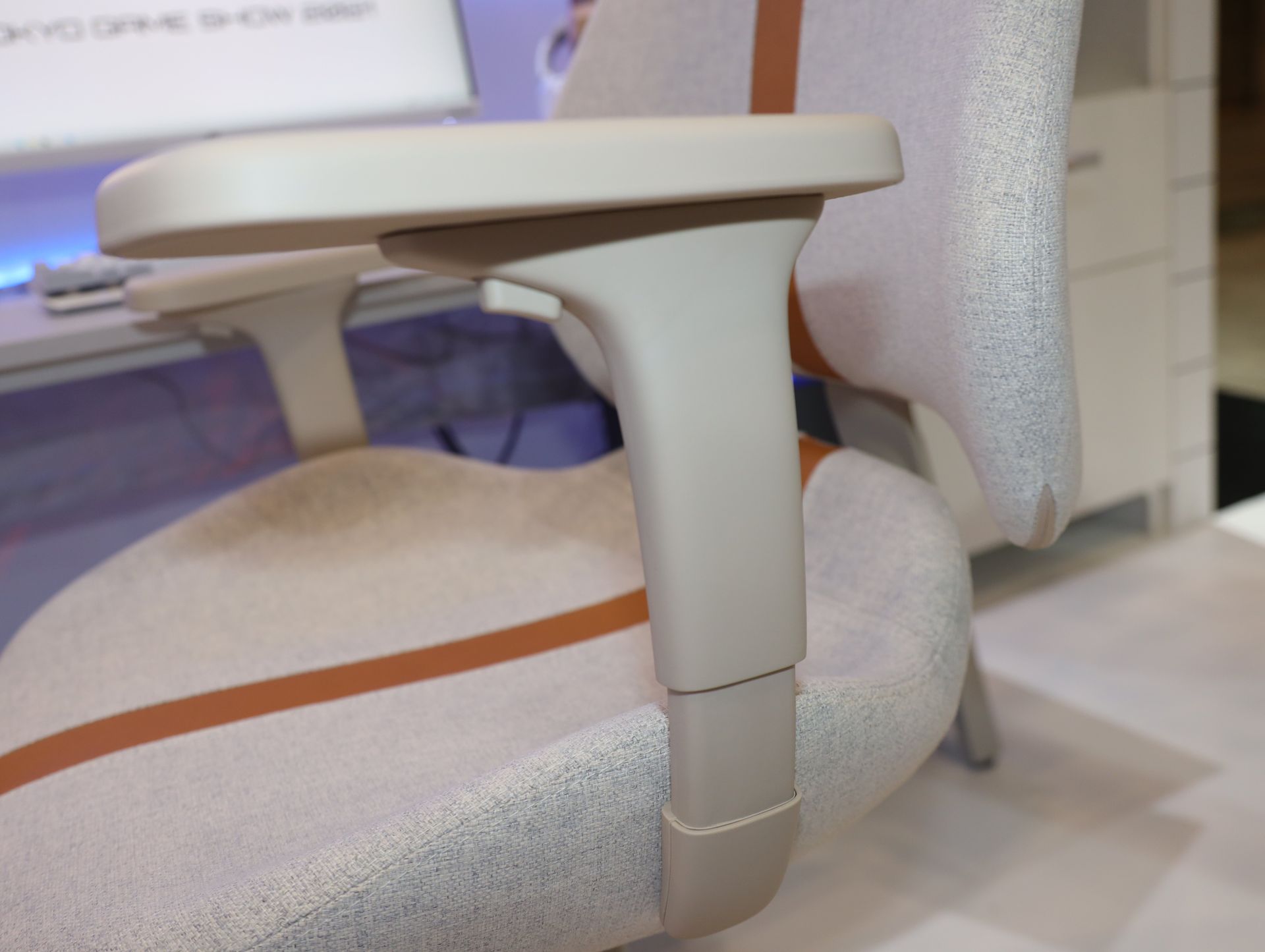 リストレストの高さの調整