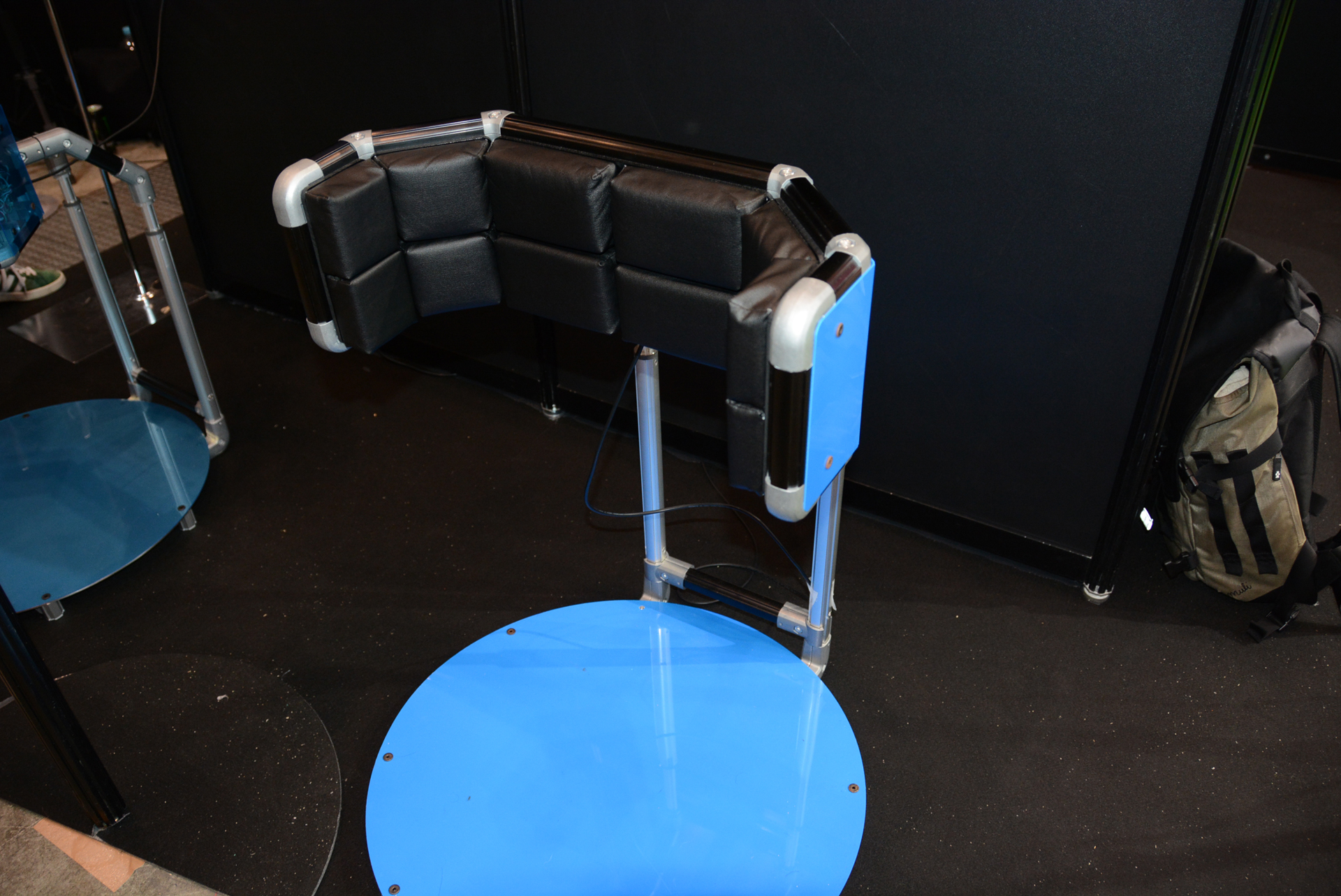 膝でセンサーを押すことで、VR空間内のキャラクターが歩く