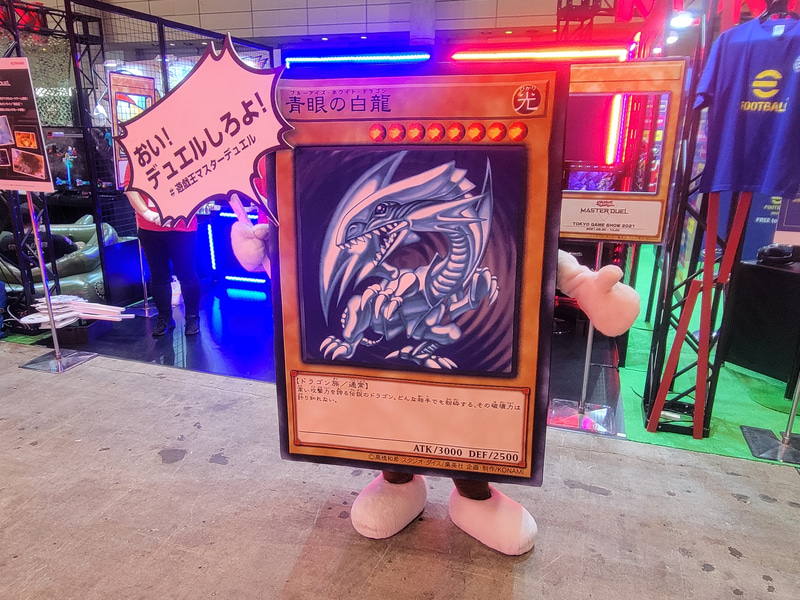 彼は会場で出会ったマスコットの「カードくん」。「青眼の白龍」のカードイラストなのに何故か「不動遊星」の名セリフを持っちゃうお茶目な奴だ