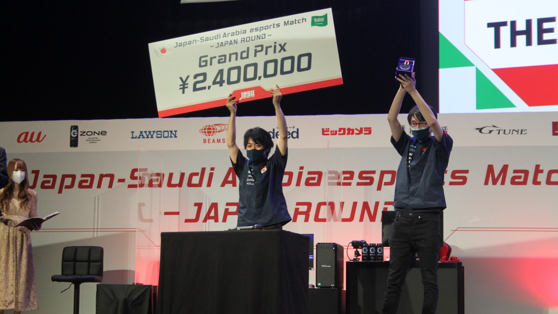 勝利して賞金240万円を獲得した日本チーム