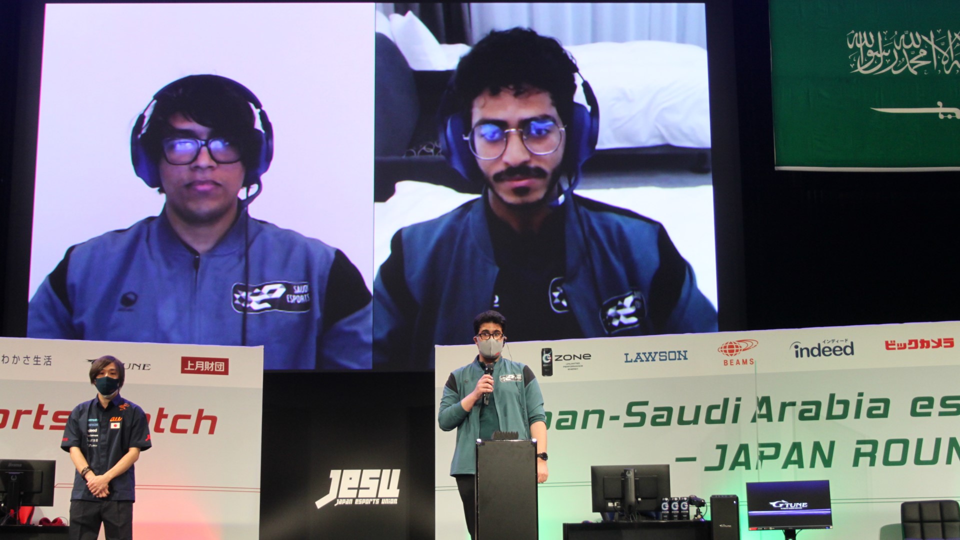 サウジアラビアチーム、手前がTora選手、モニター左Bobwasfi選手、右MD Luffy選手