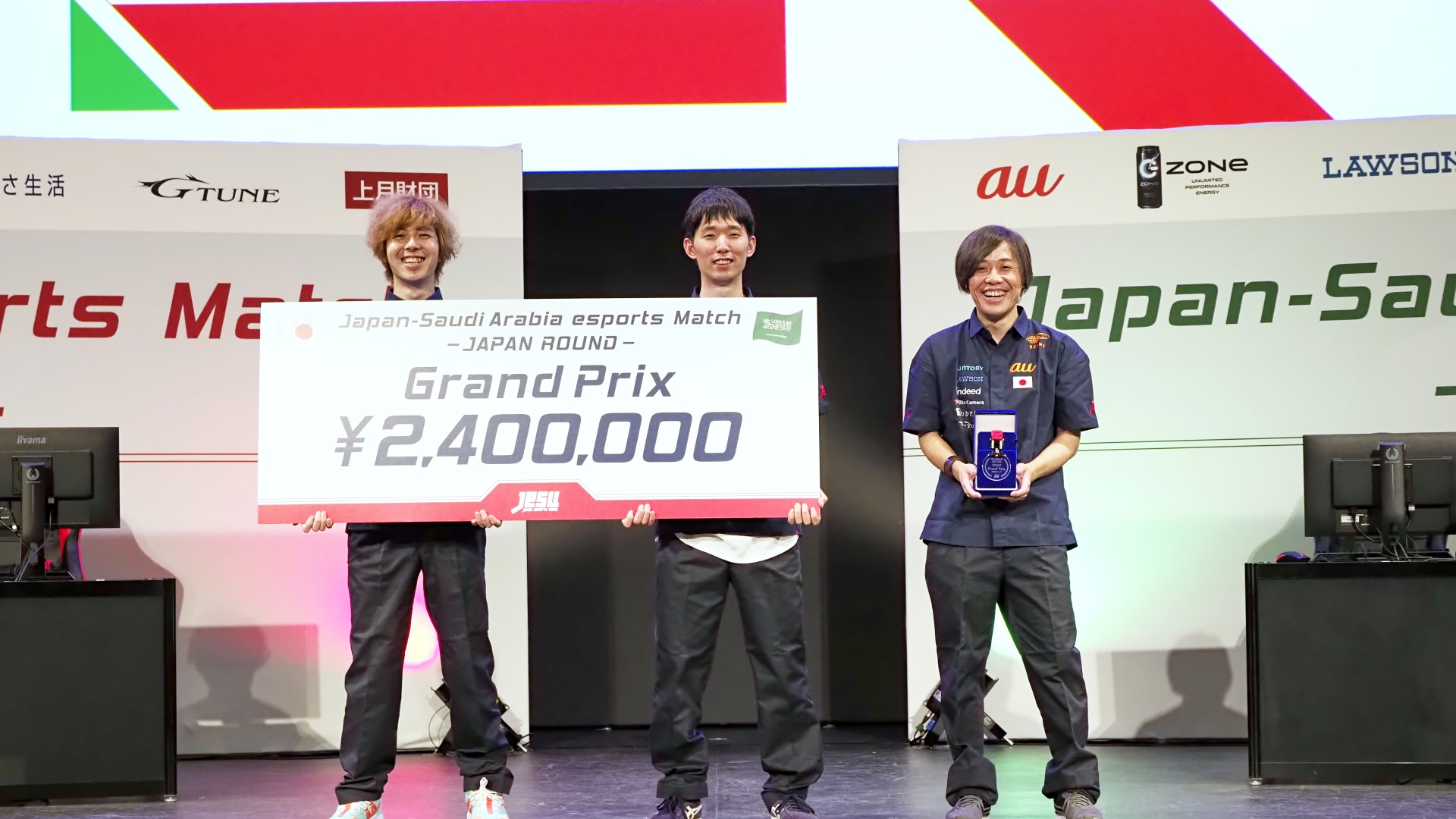 満面の笑みで賞金を手にする日本チーム