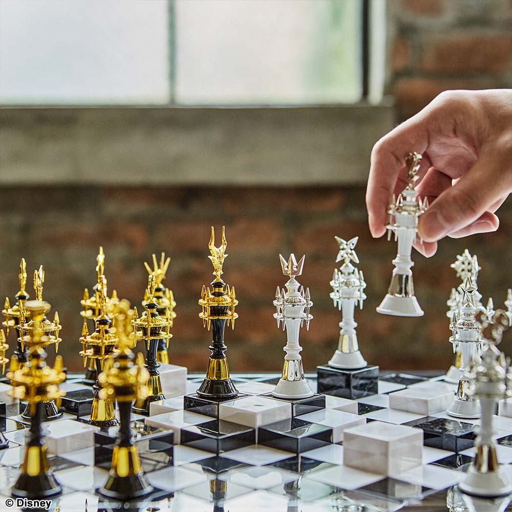 ゴールドとシルバーで仕上げられた各キャラクターモチーフのコマが、インテリアのオブジェとして際立つ存在感を放つ