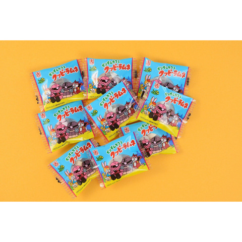 昭和からのお菓子「クッピーラムネ」とガンダムがコラボ！ - GAME Watch