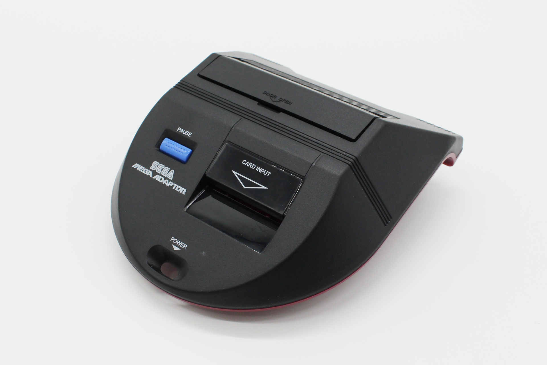 メガアダプタ。サイズは横が約95mm、縦が約105mm。手のひらサイズだ