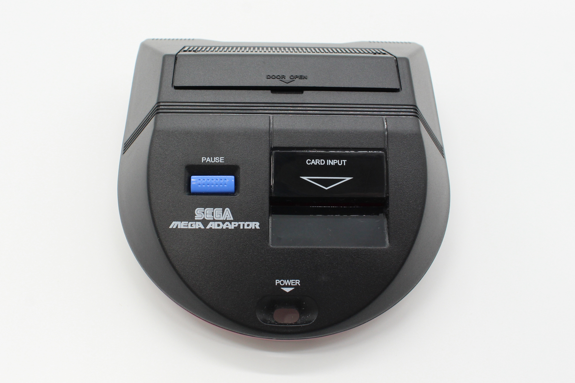 マークIIIと同様、ポーズボタンは本体側にある仕様。こちらは非可動となる。またマイカードスロットは光沢処理がしてある