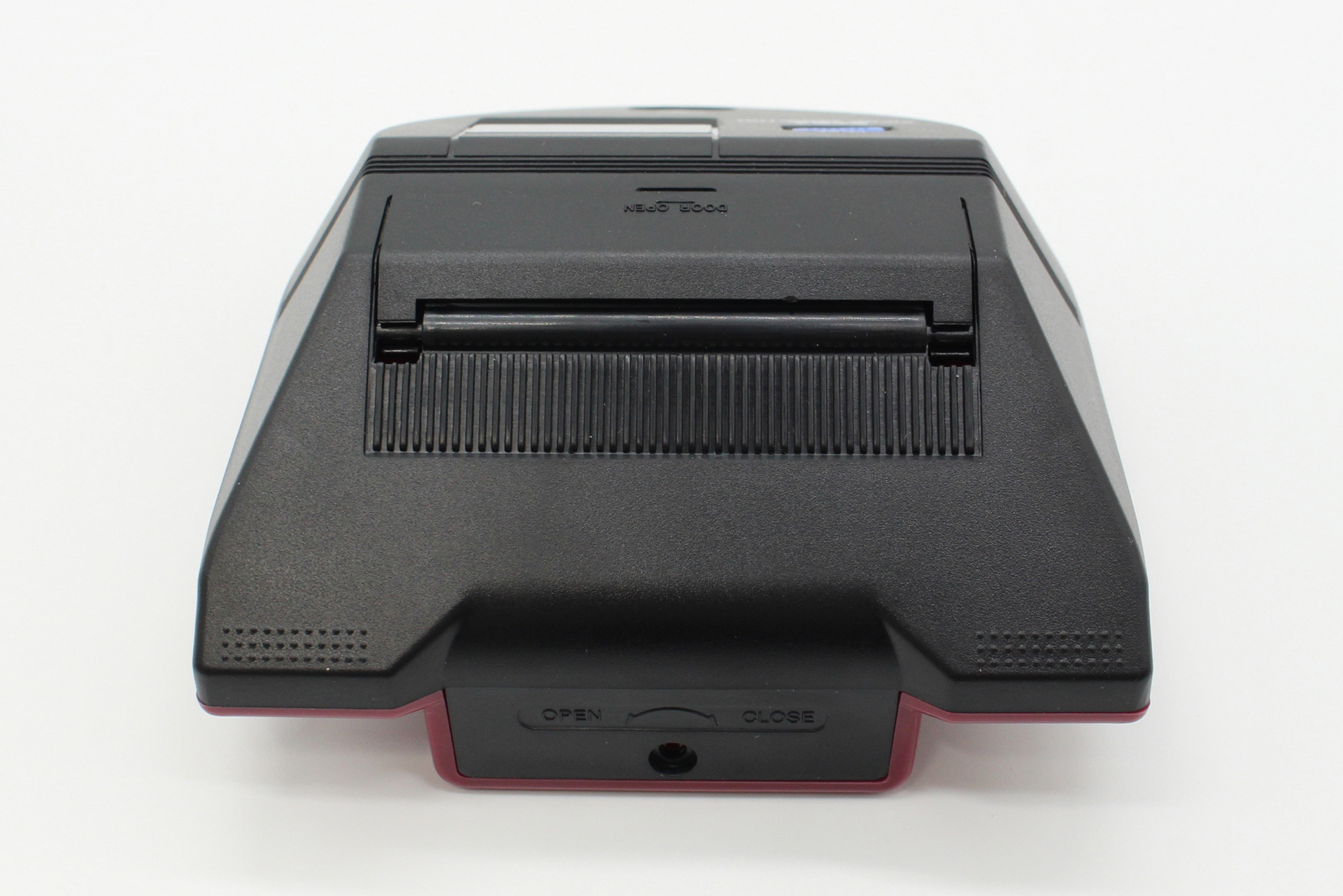 背面にはメガドライブ本体に固定するために開けられたネジ穴も。これはダミーだ