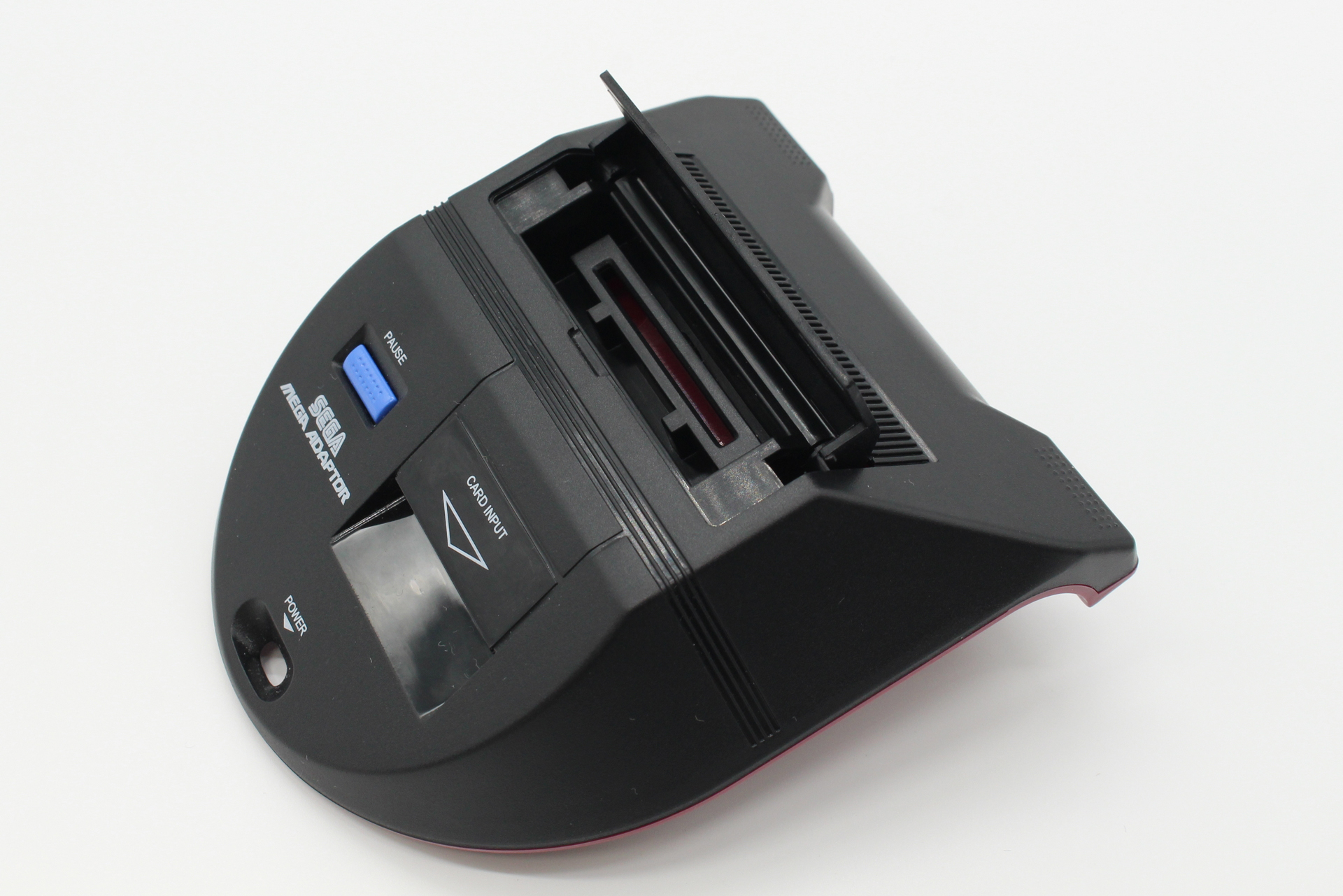 カートリッジスロットのカバーを開けた状態。付属のカートリッジの端子部分が収まるようにスリットがある