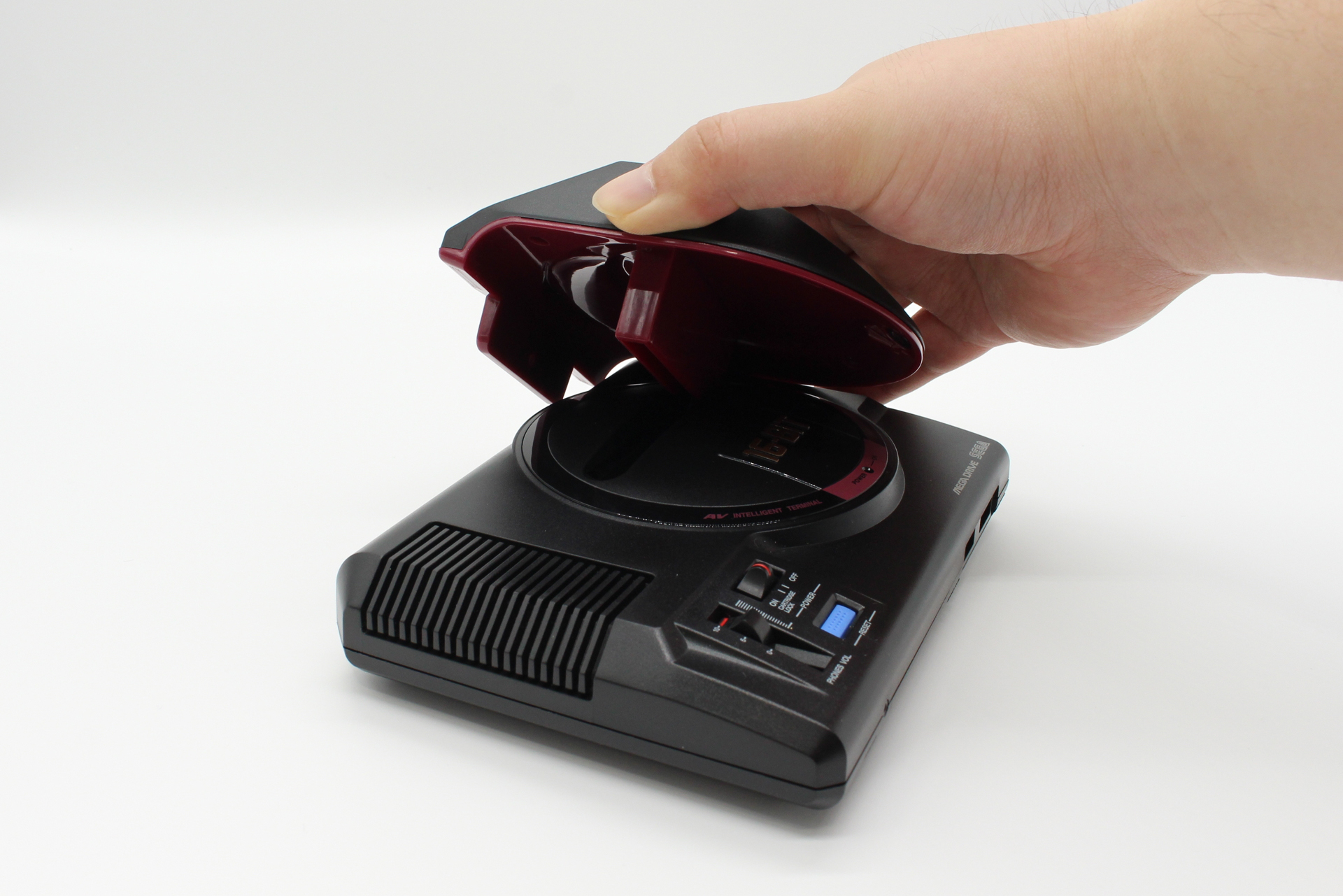 いよいよメガドライブミニ本体に装着。本体下面の突起をカートリッジスロットに差し込む