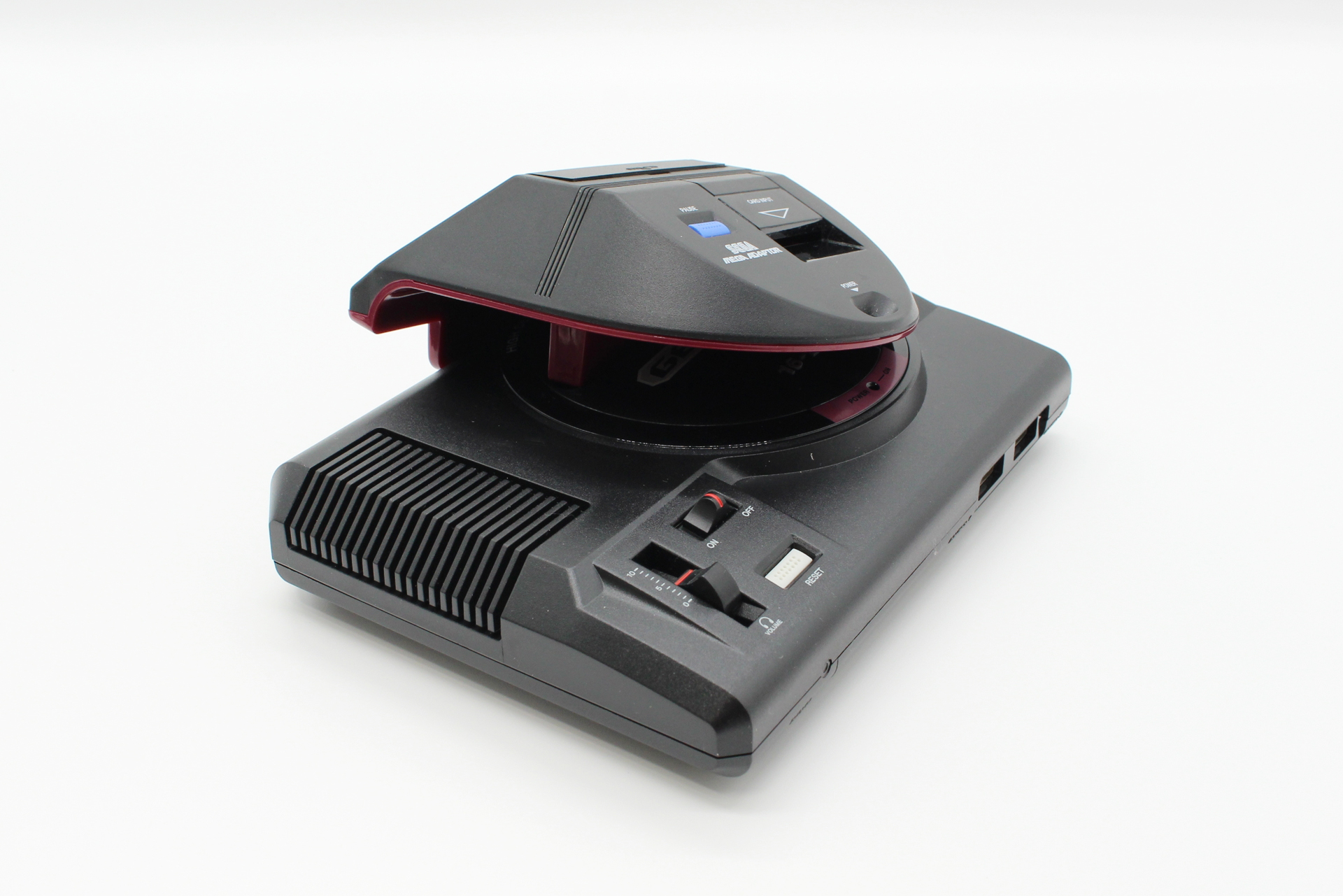 北米版のGenesis Miniはスロットの形状が異なるため挿入できない。「Power Base Converter Mini」の発売を待とう!?