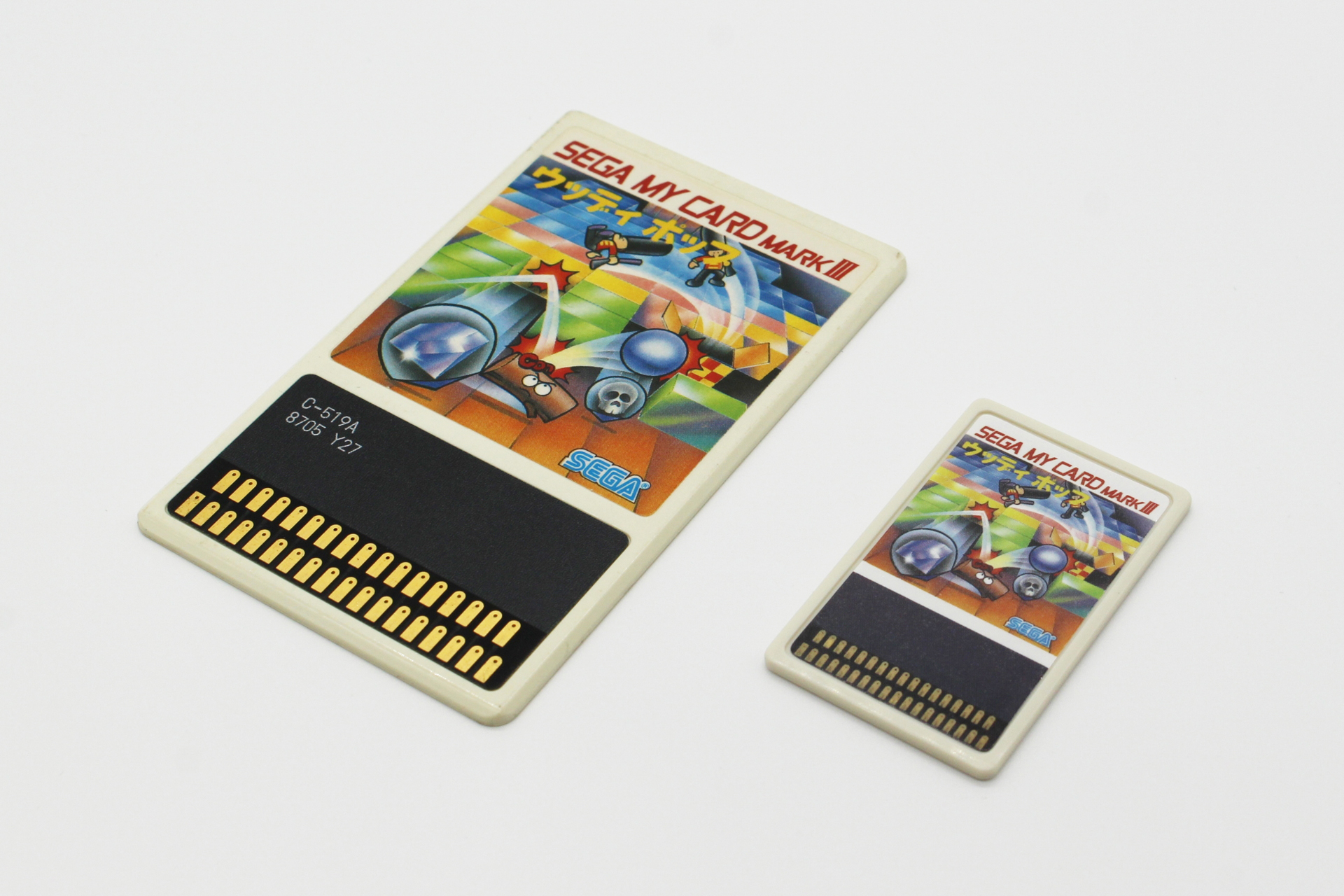 実物のマイカードとの比較。端子の下側左のみが長方形なのがわかるだろうか