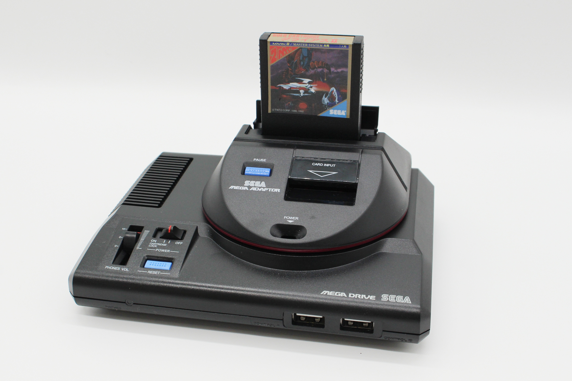 黒いカートリッジは、メガドラタワーに特別よく似合う