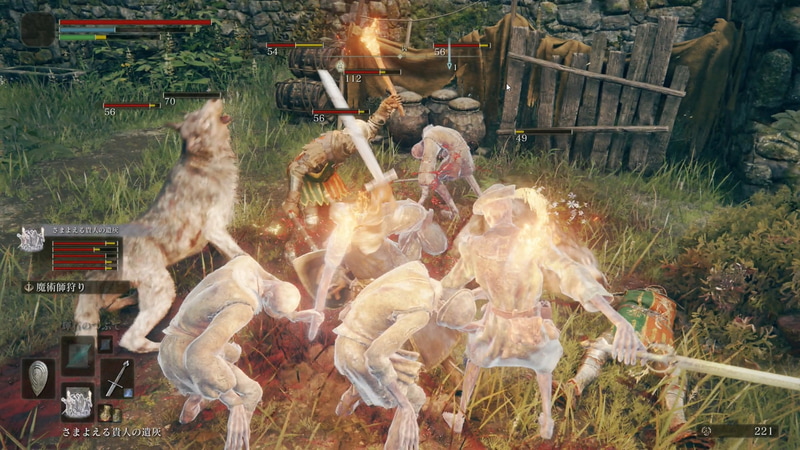 買った遺灰はアイテムの使用枠にセットしておけば、咄嗟に□ボタンで発動できるのでおすすめ。画面がなんだかよく解らないが、多数の霊体（白みがかった人型のキャラクター）と敵とで殴り合い、お互いにボコしまくっている状態