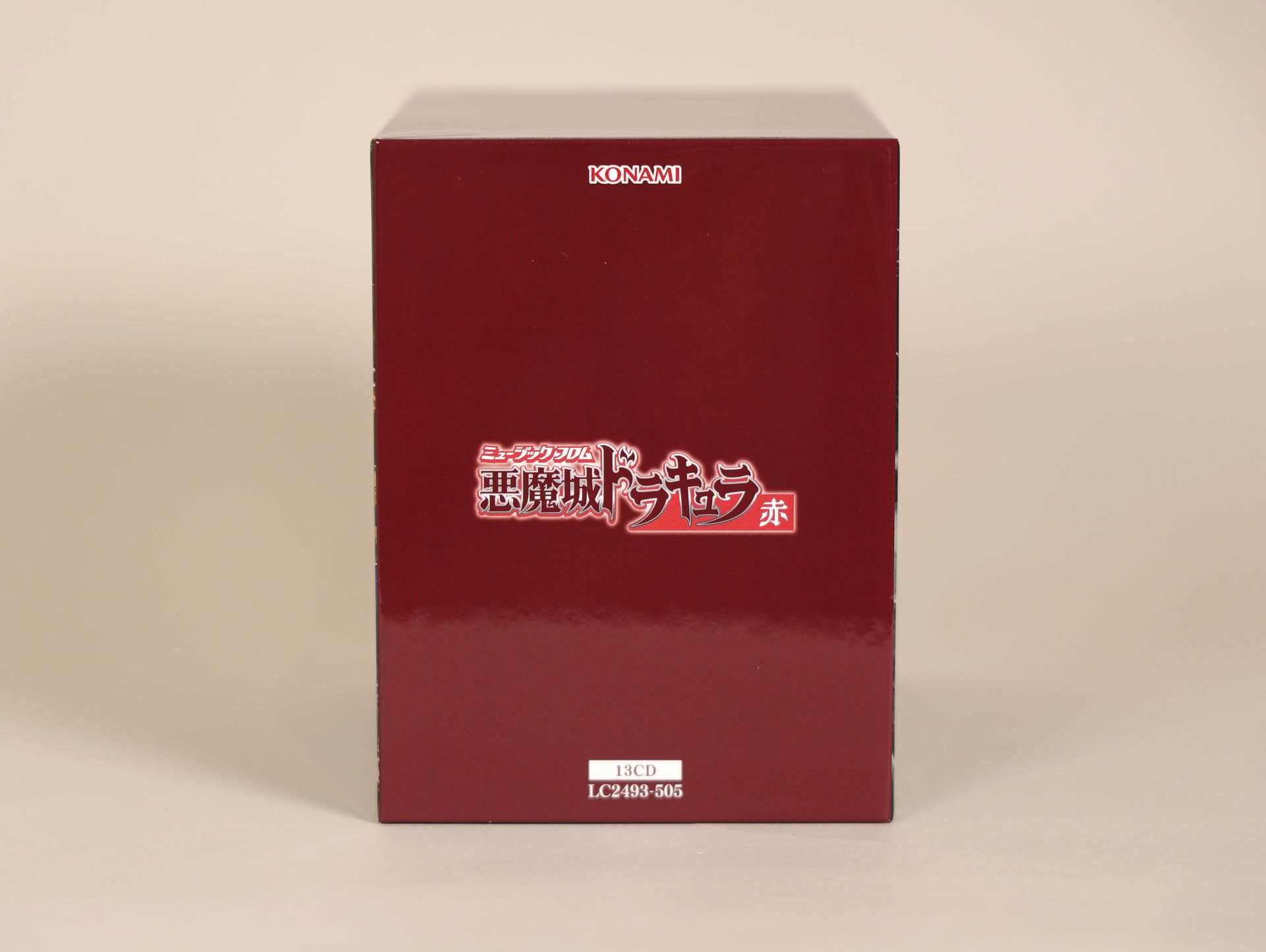 「ミュージック フロム 悪魔城ドラキュラ 赤」の外観。「ミュージック フロム 悪魔城ドラキュラ 黒」と同様に裏面は収録タイトルのゲーム画面が並んでいる。鞭成分は少なめ。