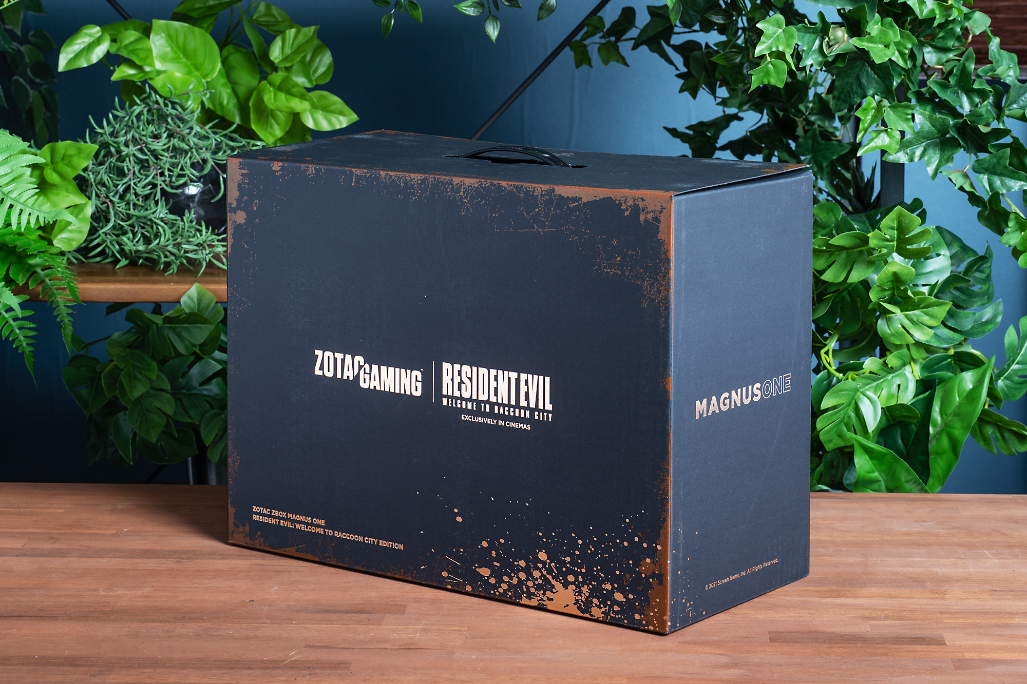 PCの外箱。血痕の付いたデザインがバイオ感を演出している