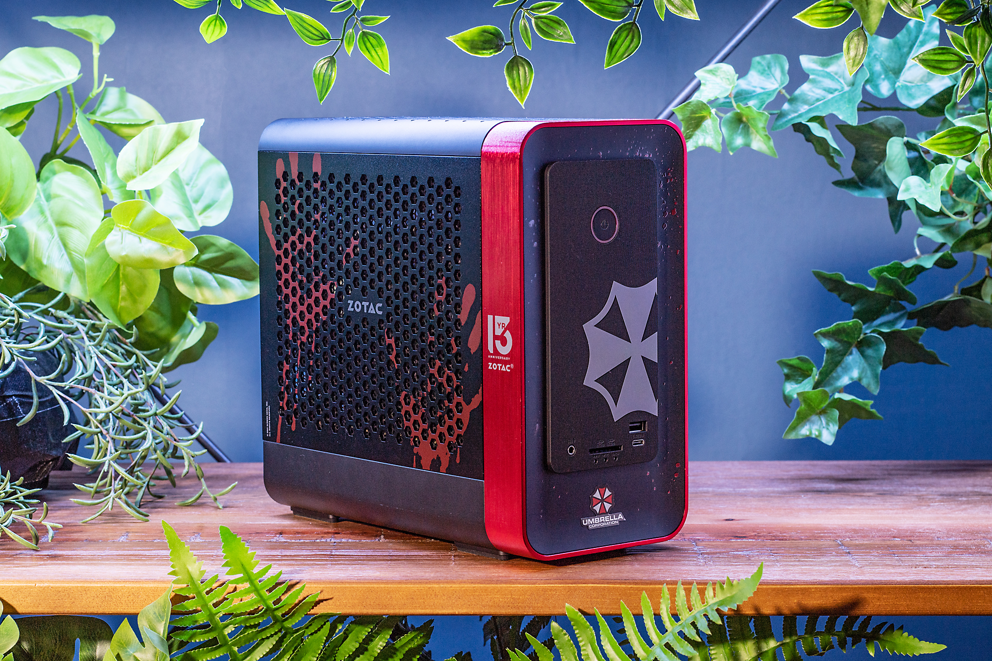 側面には、ゾンビのものらしき血糊の手形がべったりと付いている