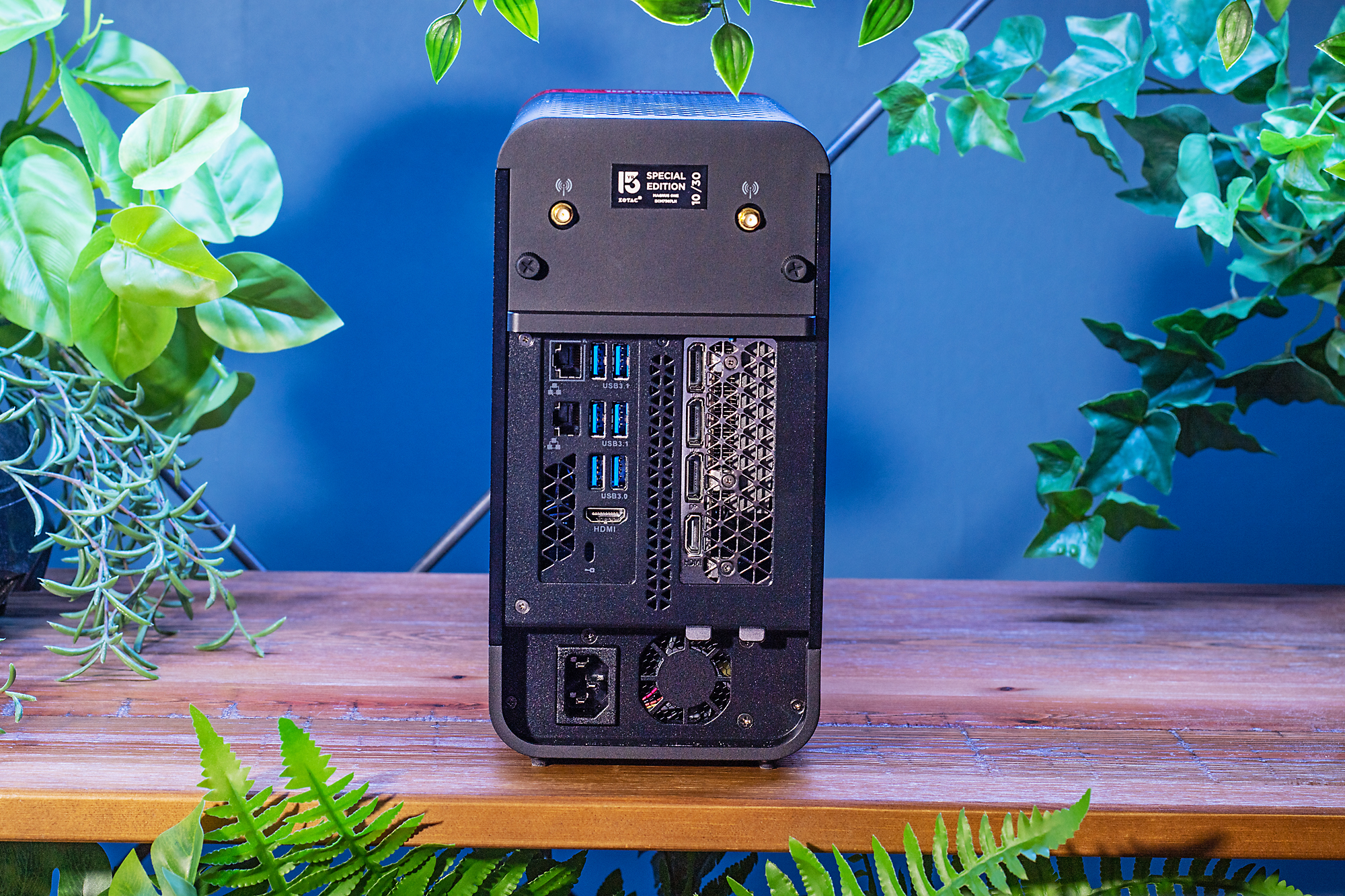 背面上部にはZOTAC GAMINGの15周年を示す15YRロゴと、限定モデルのシリアルナンバーをプリント