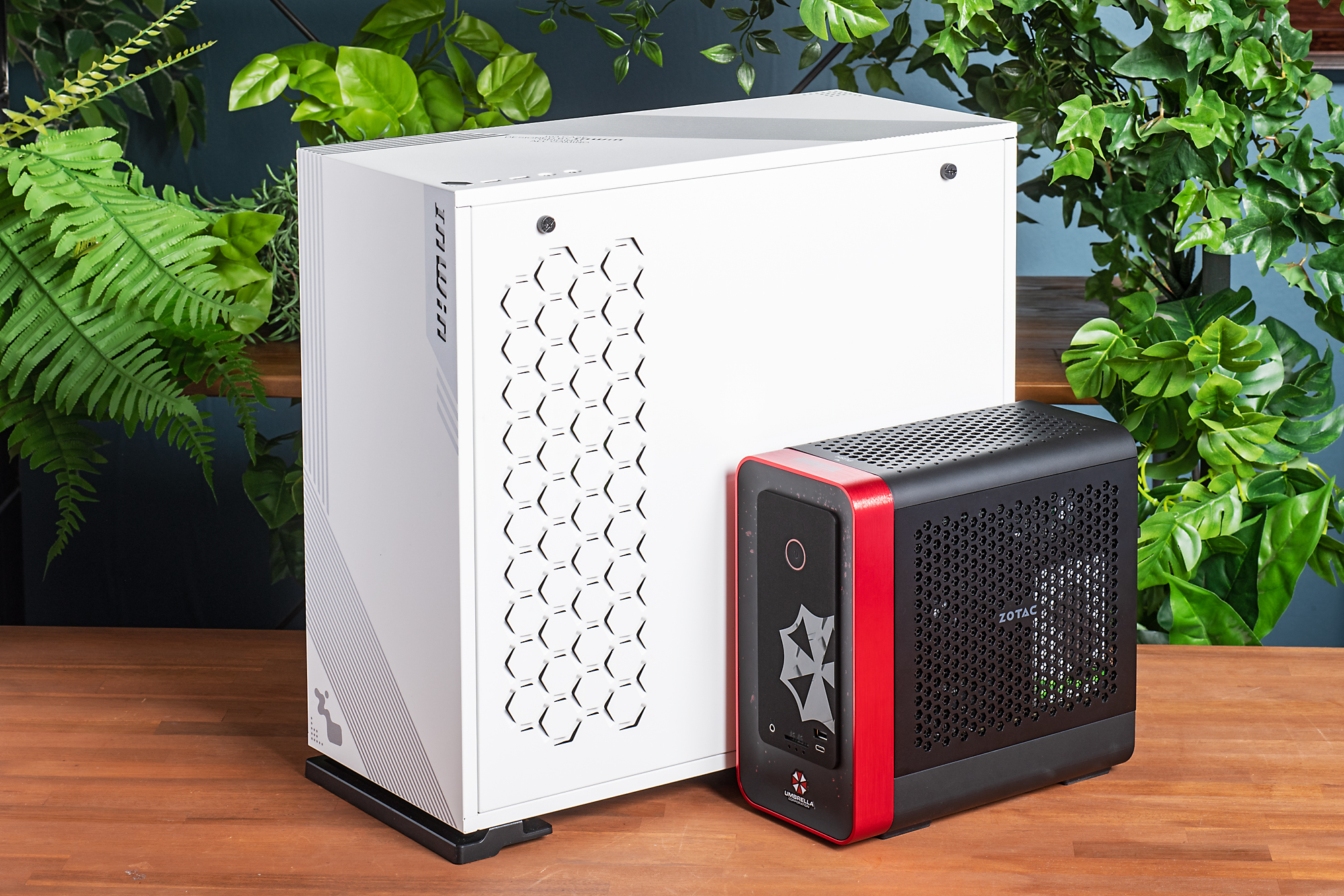 ミドルタワーのデスクトップPCと並べると、このコンパクトさ