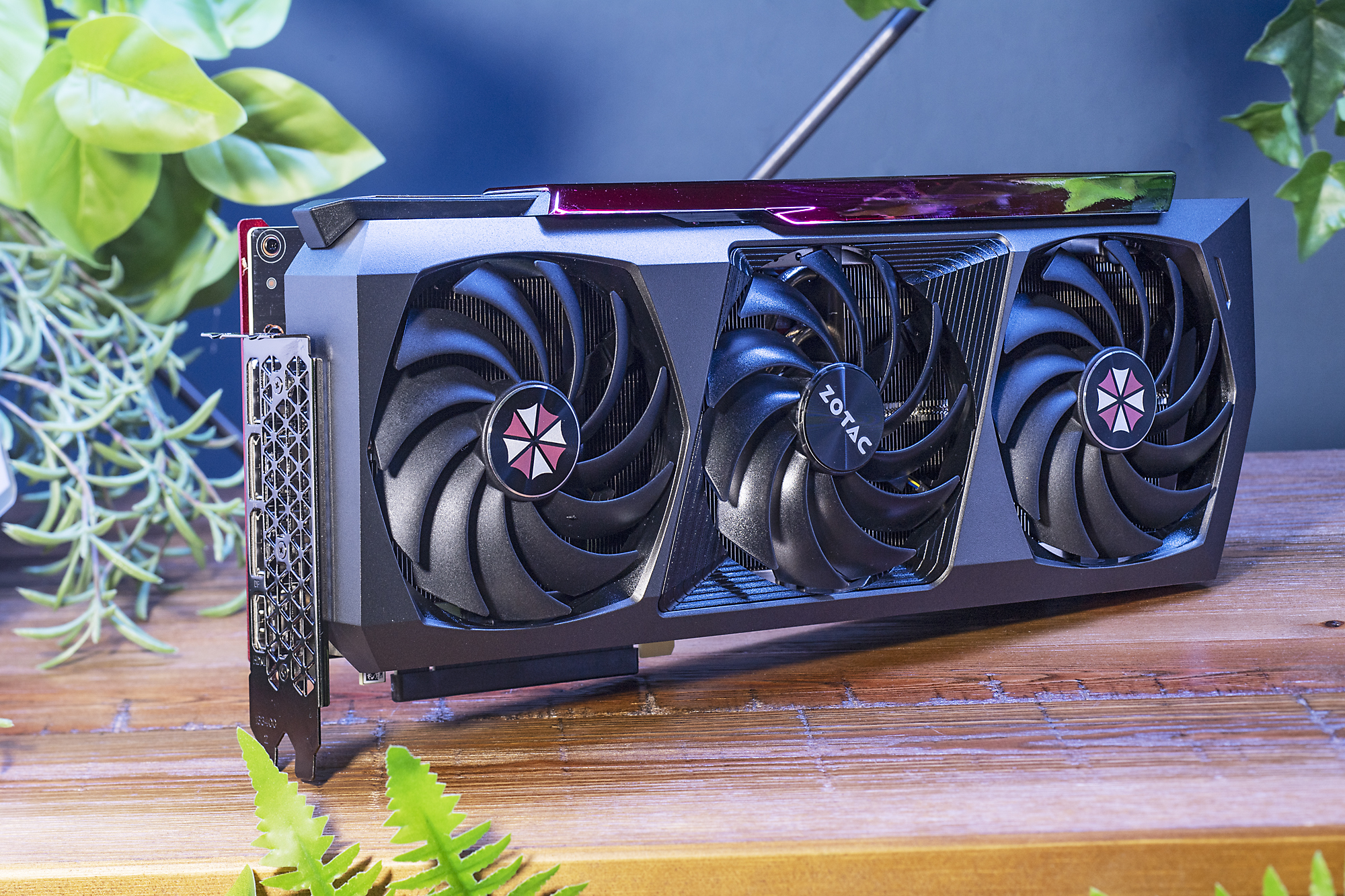 グラフィックスカードも、ファンの部分にアンブレラマークがプリントされている。この特別感はたまらない