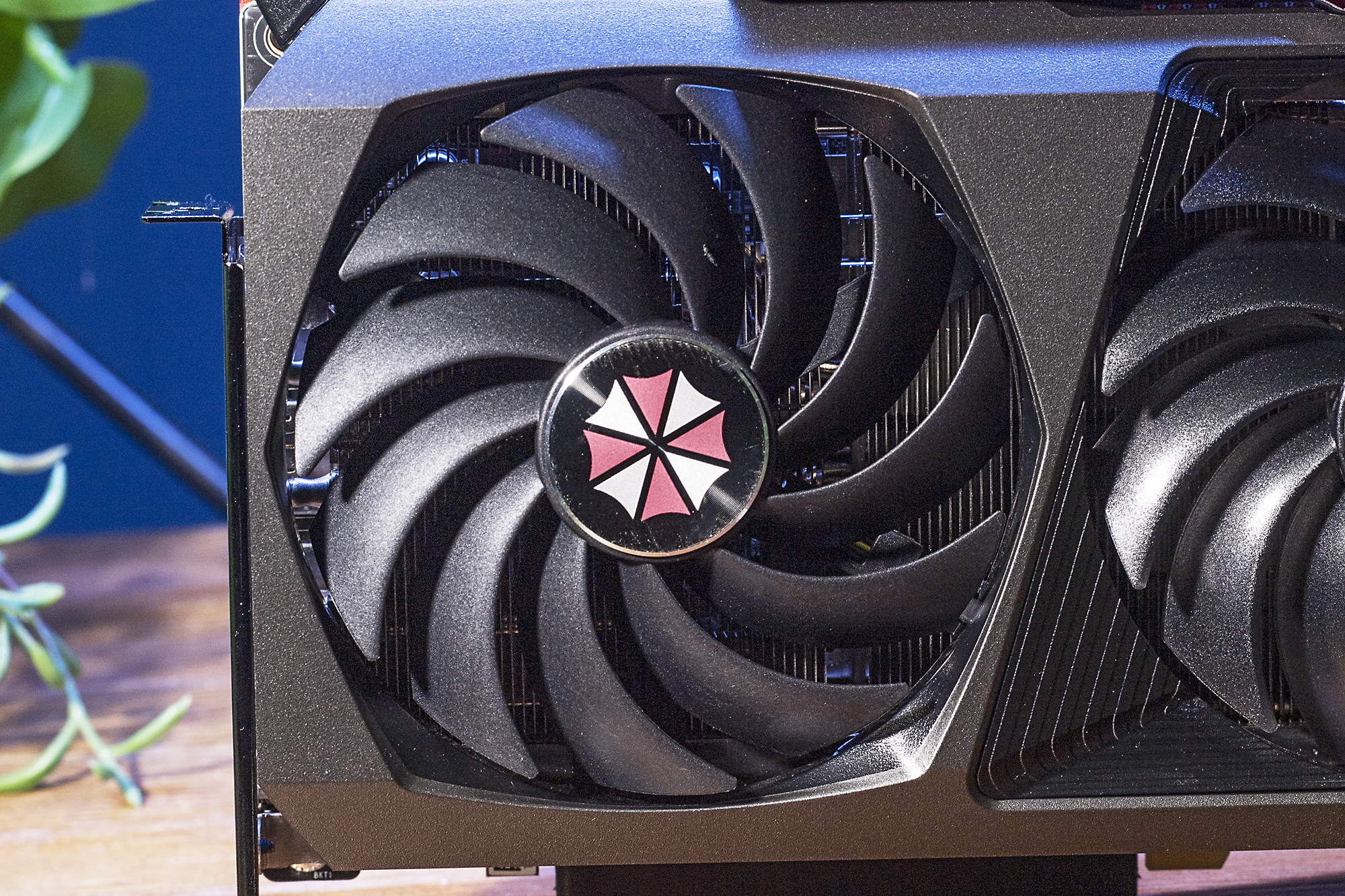 グラフィックスカードも、ファンの部分にアンブレラマークがプリントされている。この特別感はたまらない