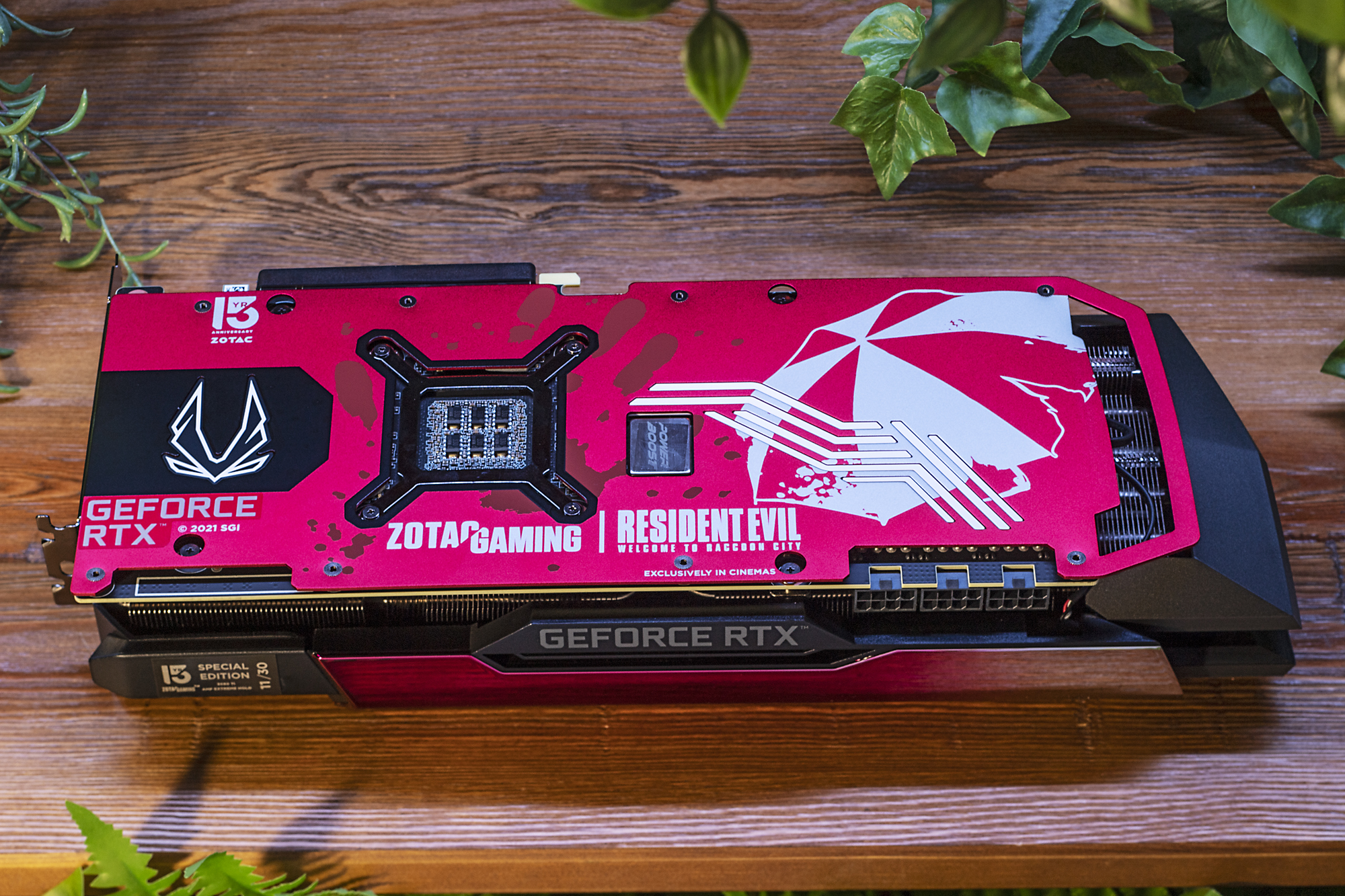 裏面までもしっかりバイオデザインになっており、ボロボロの傘と手形の跡が