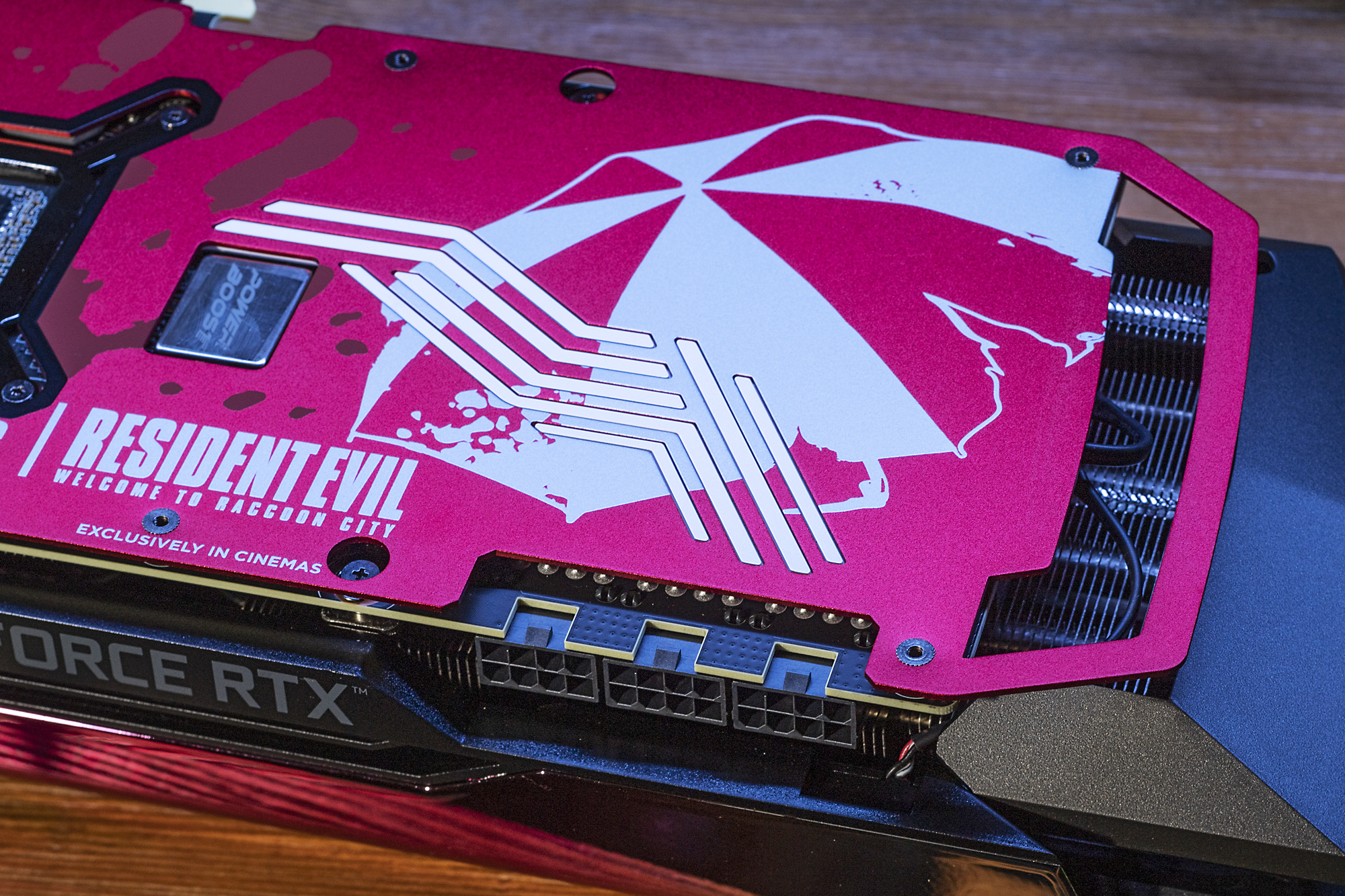 裏面までもしっかりバイオデザインになっており、ボロボロの傘と手形の跡が