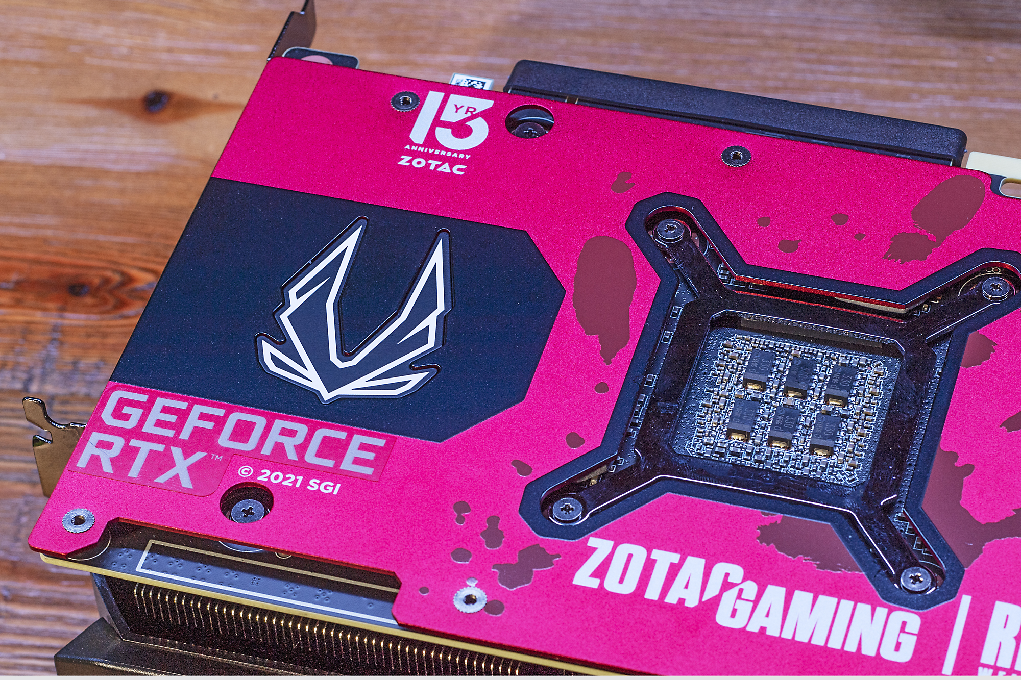 裏面までもしっかりバイオデザインになっており、ボロボロの傘と手形の跡が