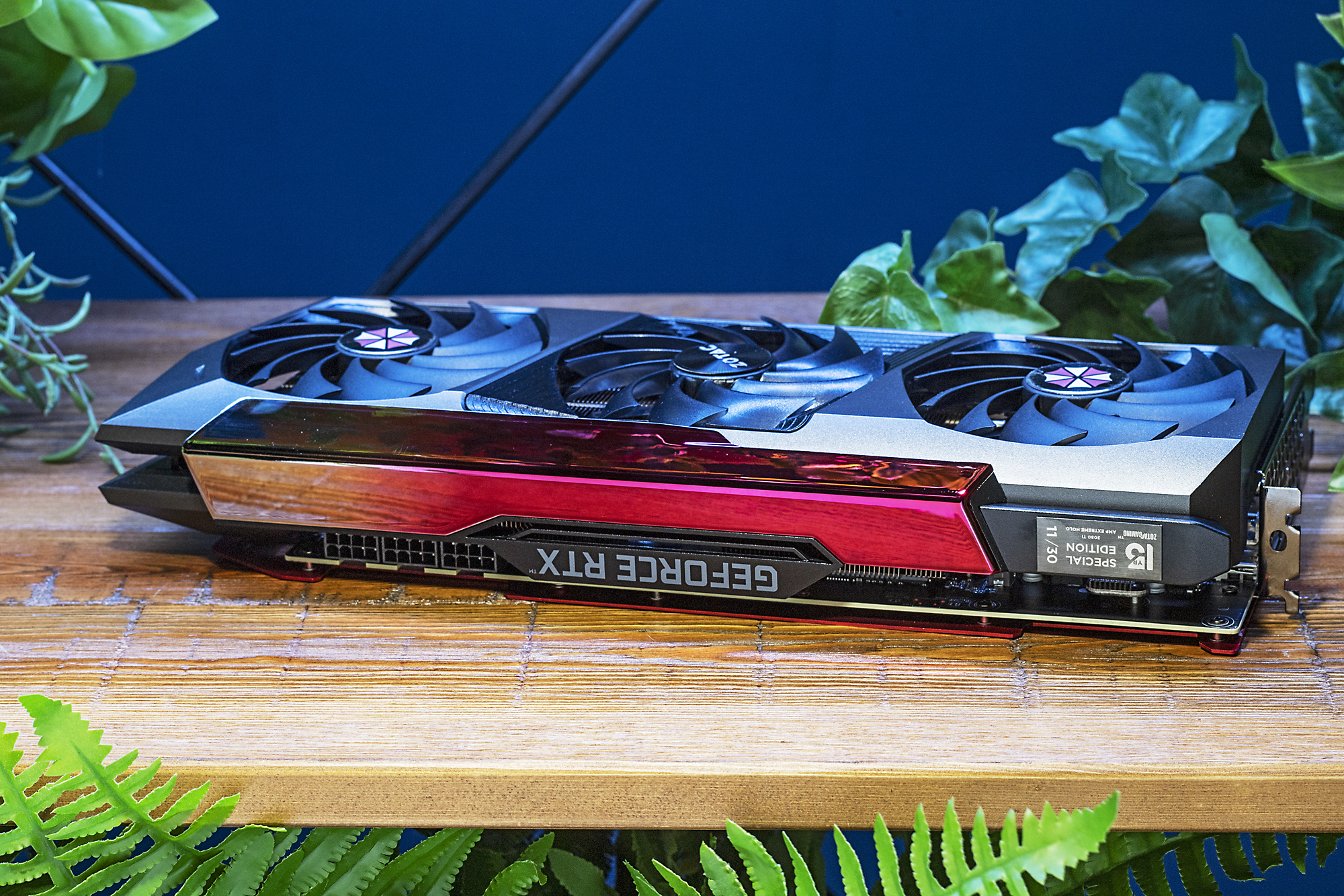 HoloBLACKデザインを採用しており、鏡面仕上げのパーツは見る角度によって表情を変える。アドレサブルRGB LED搭載で通電時には発光・イルミネーションさせることも可能