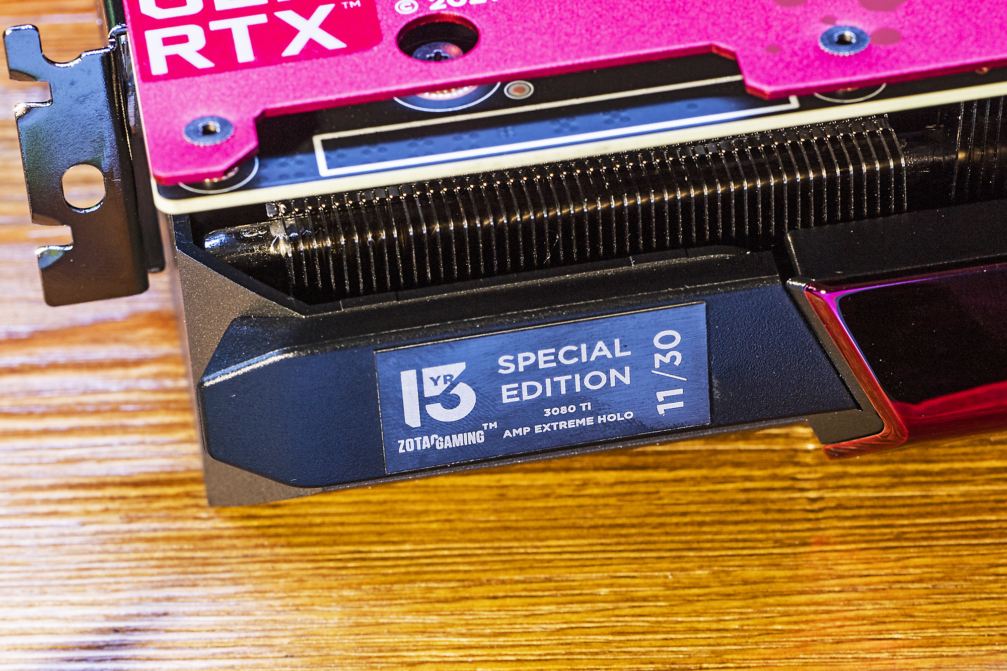 ZOTAC GAMINGの15周年を示す15YRロゴと、限定モデルのシリアルナンバーを側面にプリント