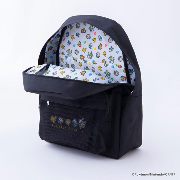 内側にはピクセルアートの総柄プリント！メッシュポケットには付属のポーチを入れることもできる