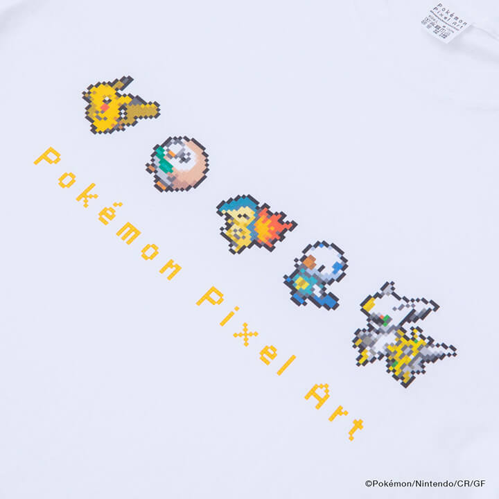 ピクセルアートのモクロ―、ヒノアラシ、ミジュマルとアルセウス、ピカチュウが並んだTシャツ
