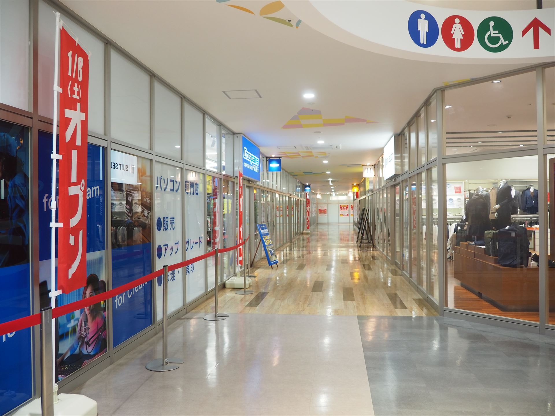 通路の左側が「ドスパラ鹿児島アクロスプラザ与次郎店」である