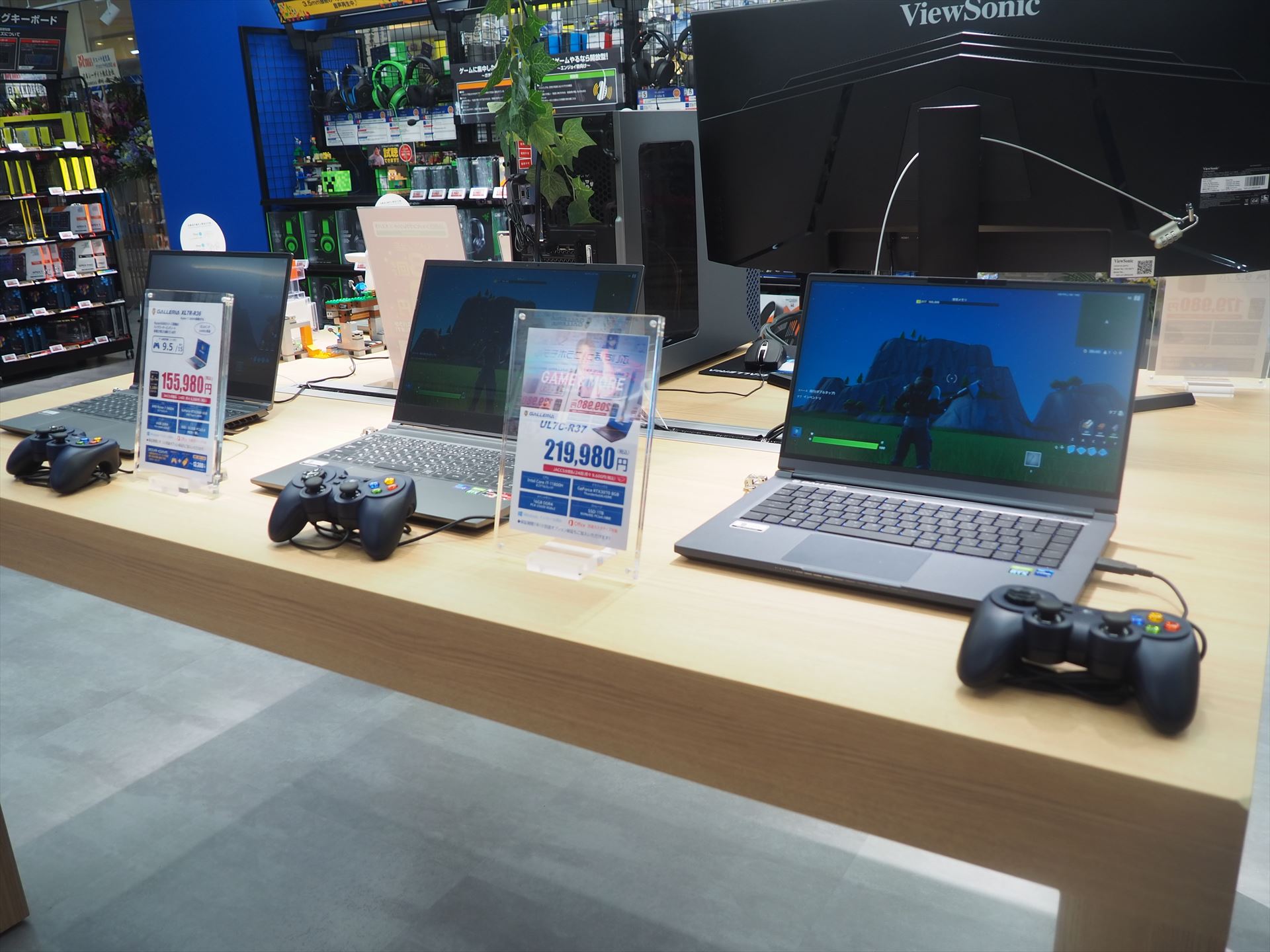 中高生に人気のゲーミングノートPCもしっかり展示されている