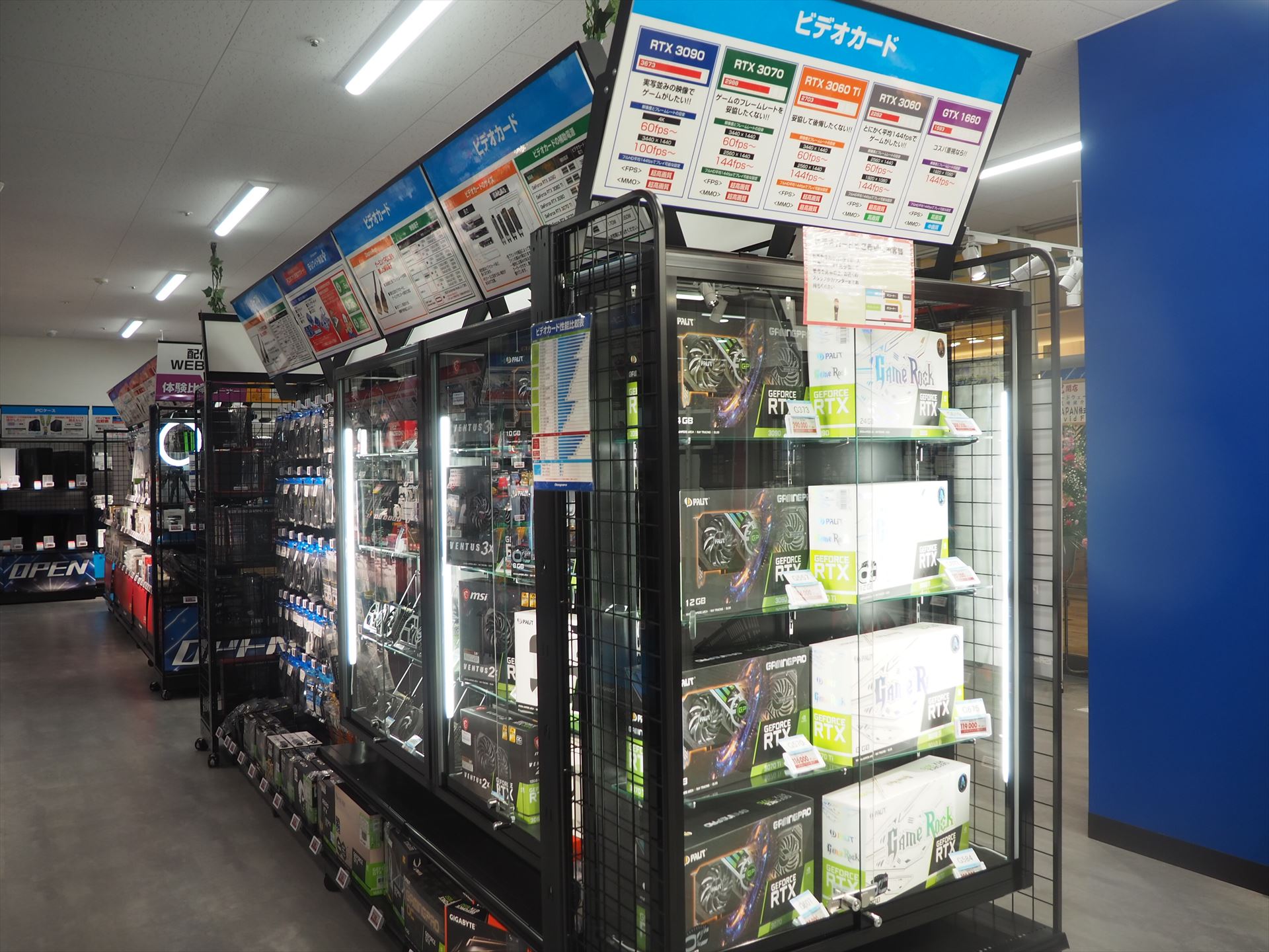 ビデオカードコーナー。「RTX 3090」から「GTX 1660」までラインナップも充実