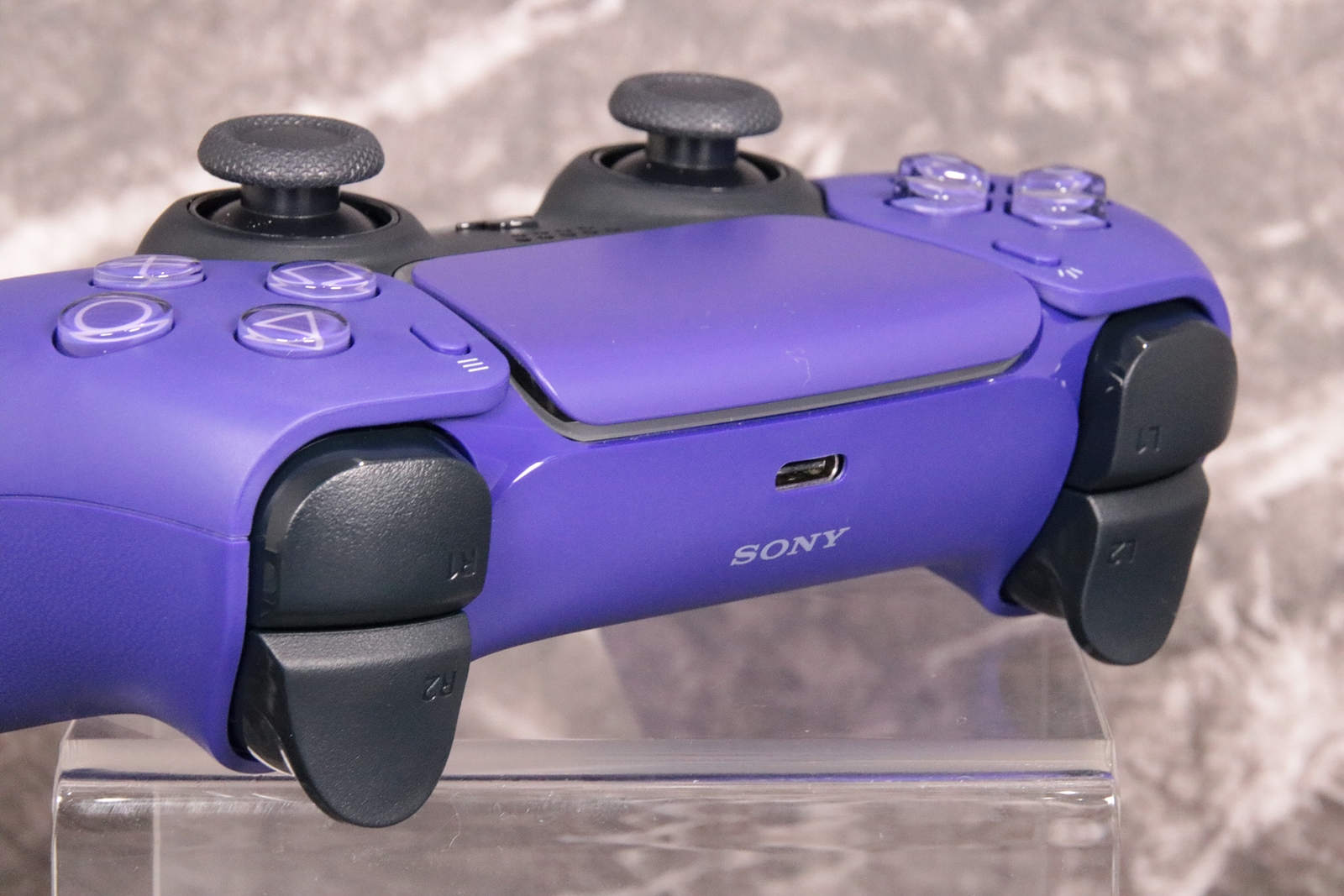 全体的にマットな質感に仕上げられているので、グリップ部分の「△○×□」ロゴ（プレイステーション シェイプスロゴ）もはっきり見える