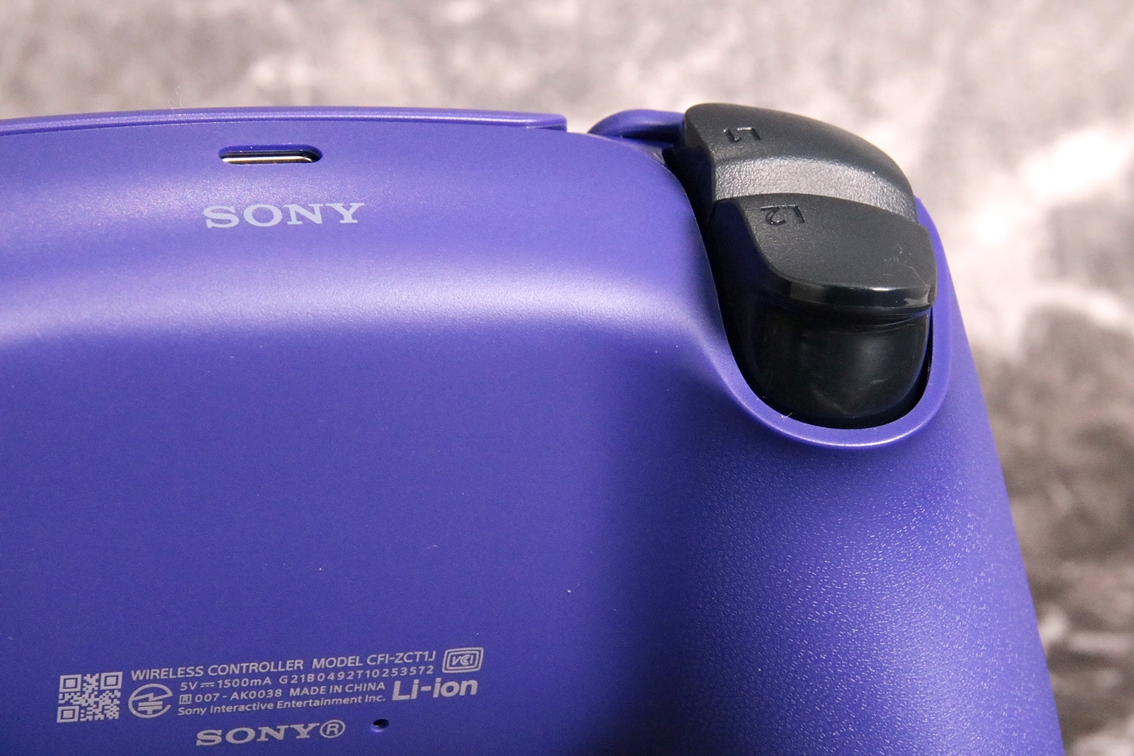 全体的にマットな質感に仕上げられているので、グリップ部分の「△○×□」ロゴ（プレイステーション シェイプスロゴ）もはっきり見える