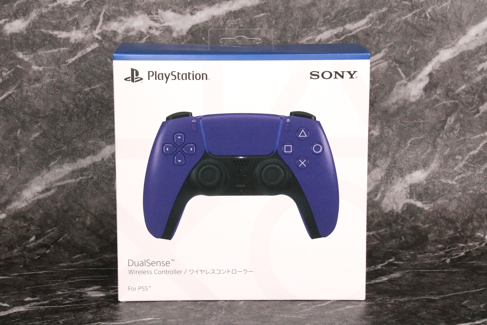 正面にDualSenseを大きくデザインしたパッケージ