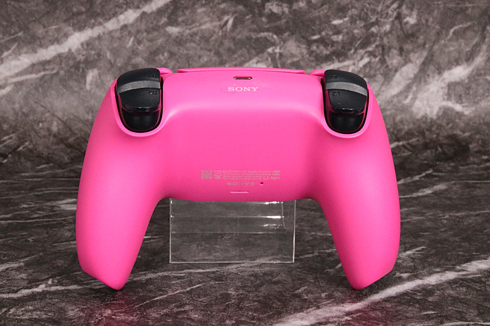 背面の文字はグレー。こちらは表記が目立たない