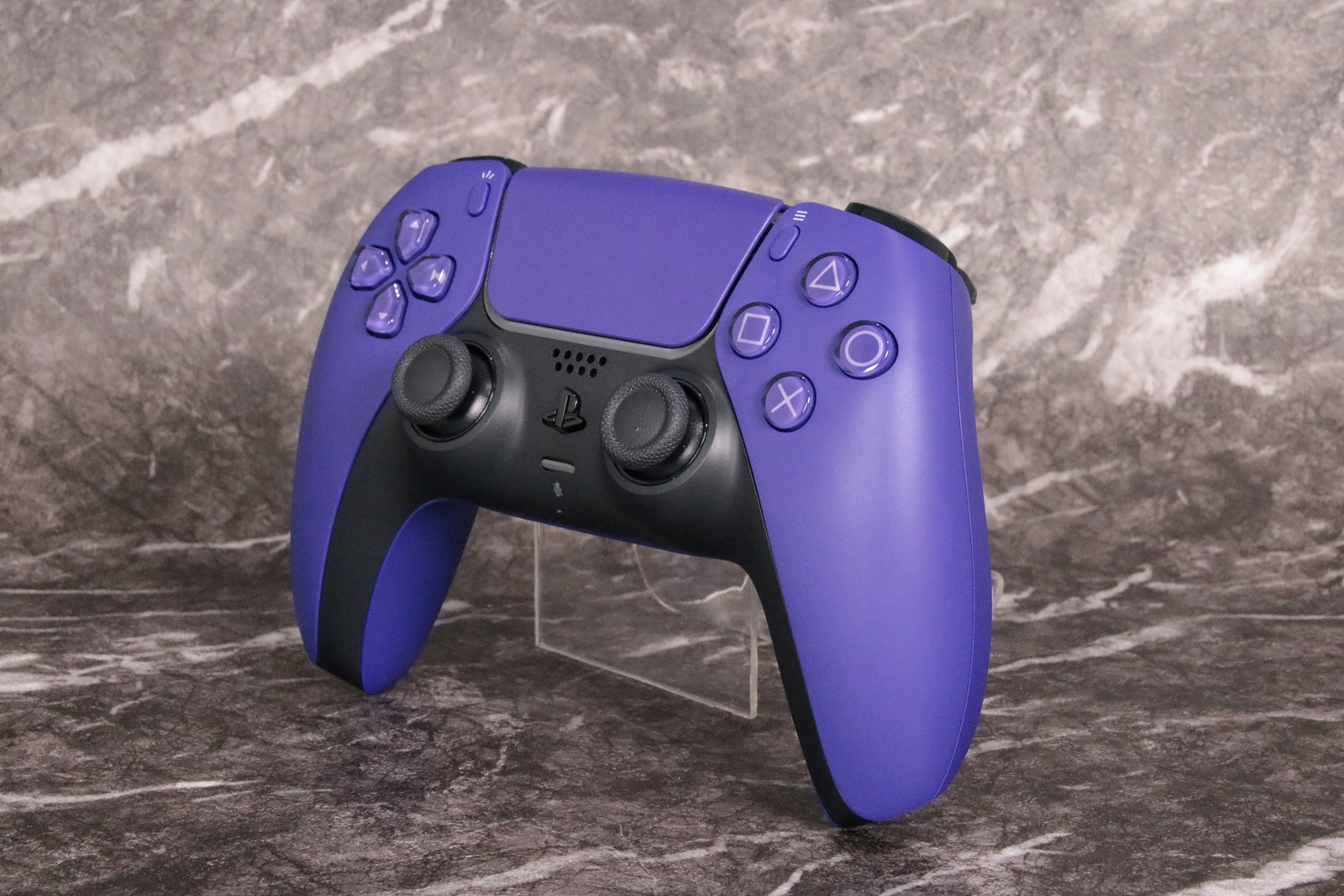 仕様部分をゴールドの文字で記載