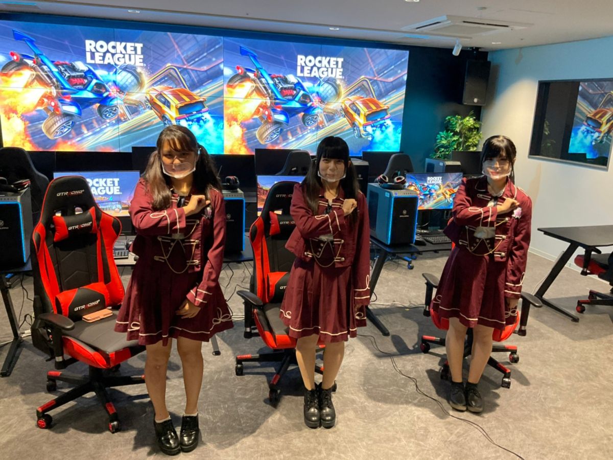 サンガスタジアムでロケットリーグのレッスンをするPurpure☆N.E.Oの3人。「ロケットリーグ」は初心者