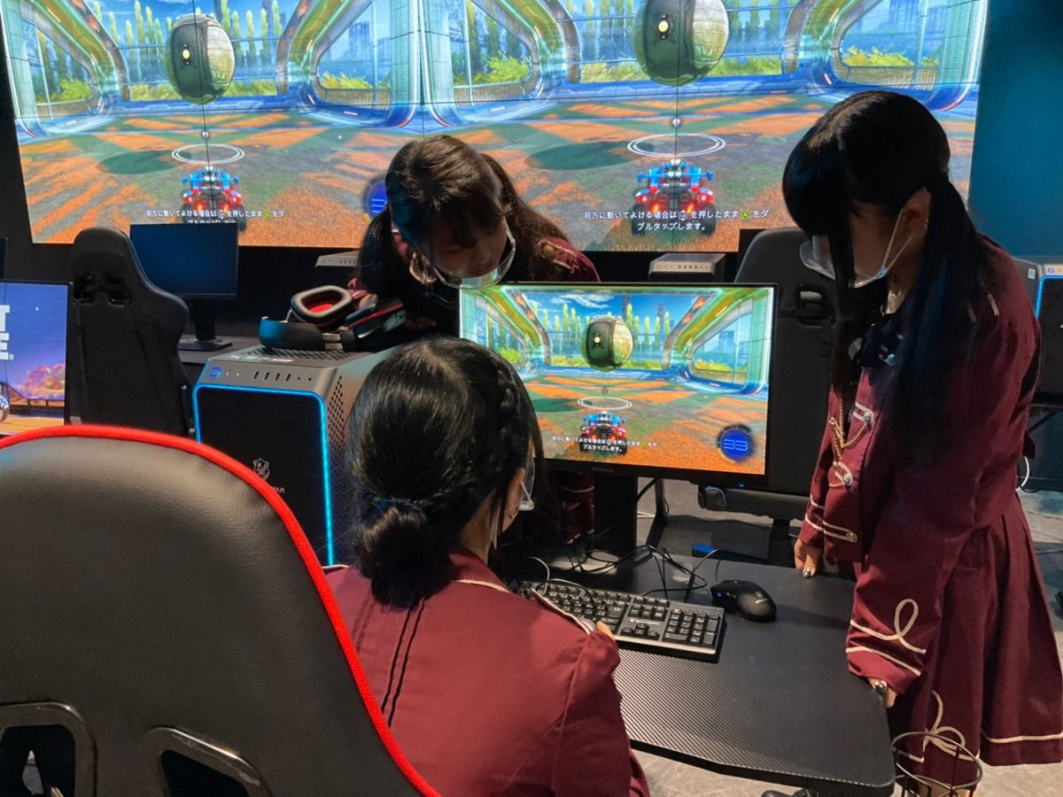 サンガスタジアムでロケットリーグのレッスンをするPurpure☆N.E.Oの3人。「ロケットリーグ」は初心者